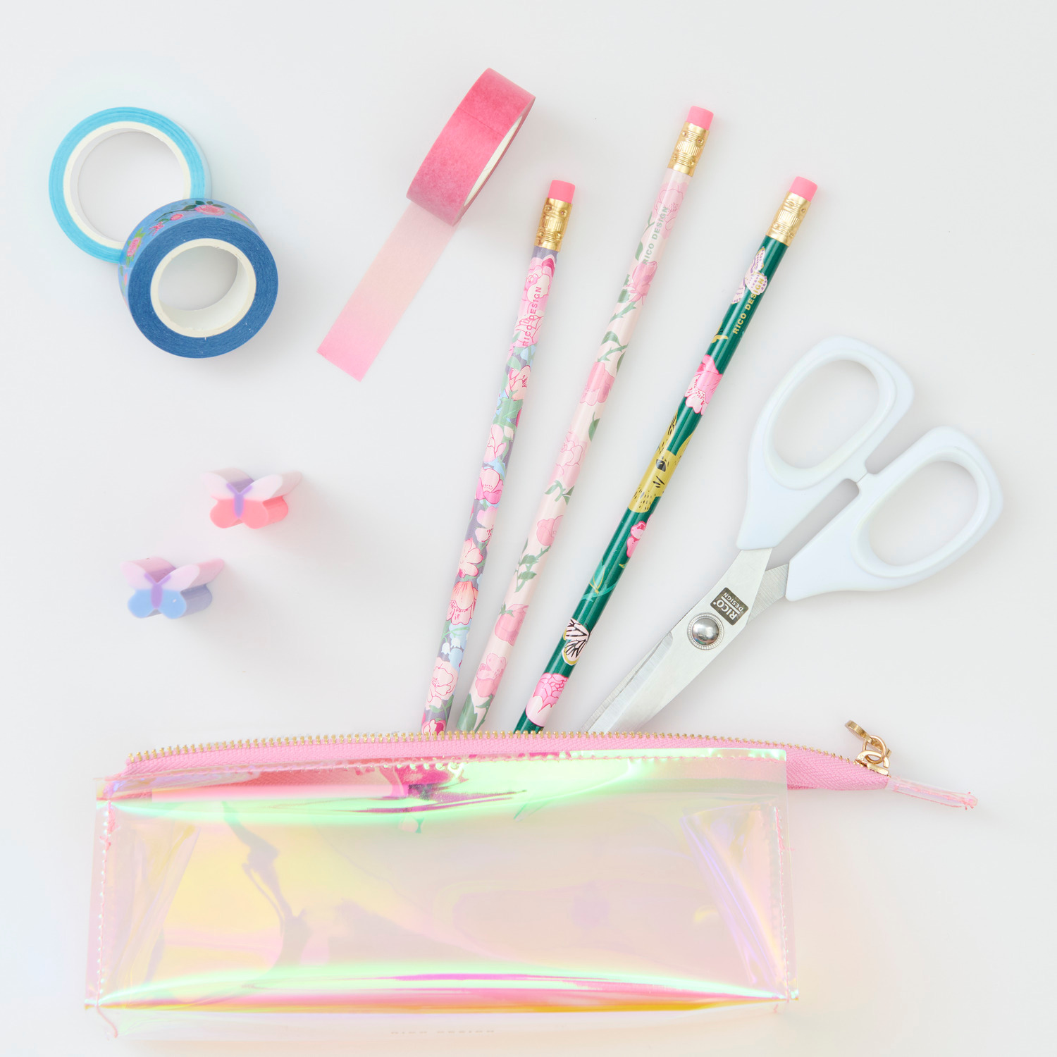 Paper Poetry Etui Irisierend mit bunten Stiften, Schere und Klebeband auf hellem Hintergrund.