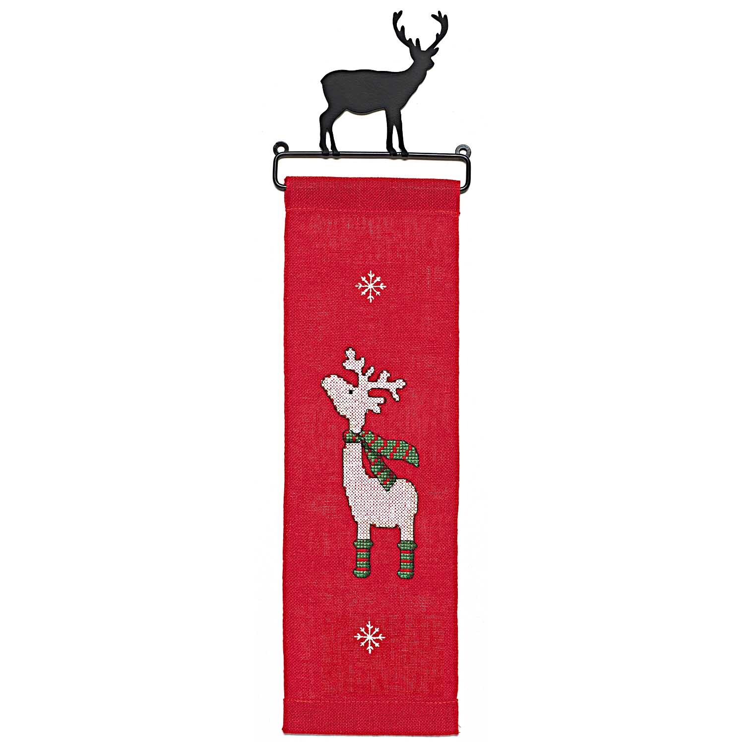 Stickpackung Behang Elch zeigt einen roten Wandbehang mit Elchmotiv und Schneeflocken von Rico Design.