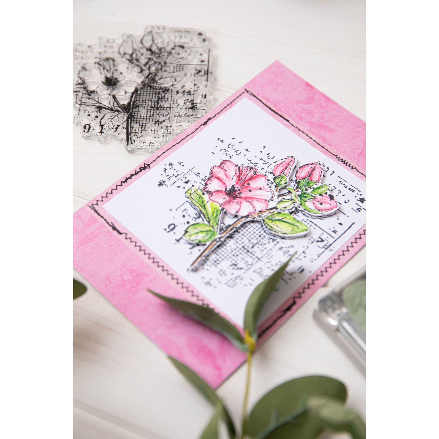 Framelits Floral Mix Cluster Set: Rosa Karte mit floralem Design und Stempel auf hellem Hintergrund.