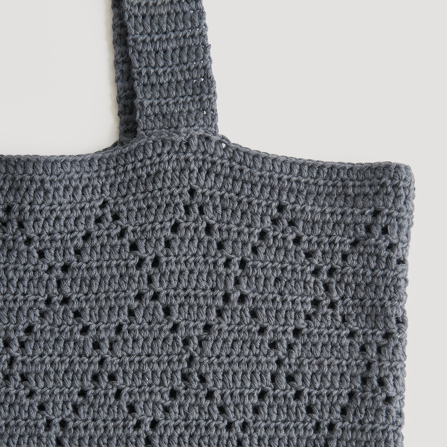 Lovewool No. 20 Frühjahr-Sommer: Gehäkelte Tasche in Nachtblau mit Rautenmuster, ideal für den Sommer. Hergestellt aus Rico Design Essentials Organic Cotton aran.
