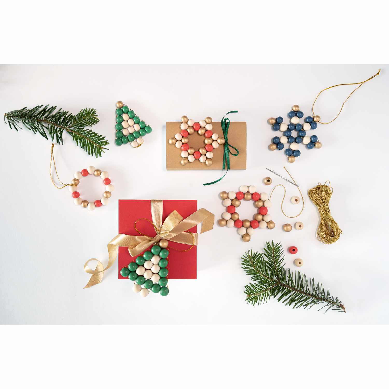 Holzperlen Stern-Set classic: 16-teiliges Set mit bunten Perlen, ideal für kreative Weihnachtsdekorationen. Enthält auch Tannenzweige und Geschenkverpackungen.