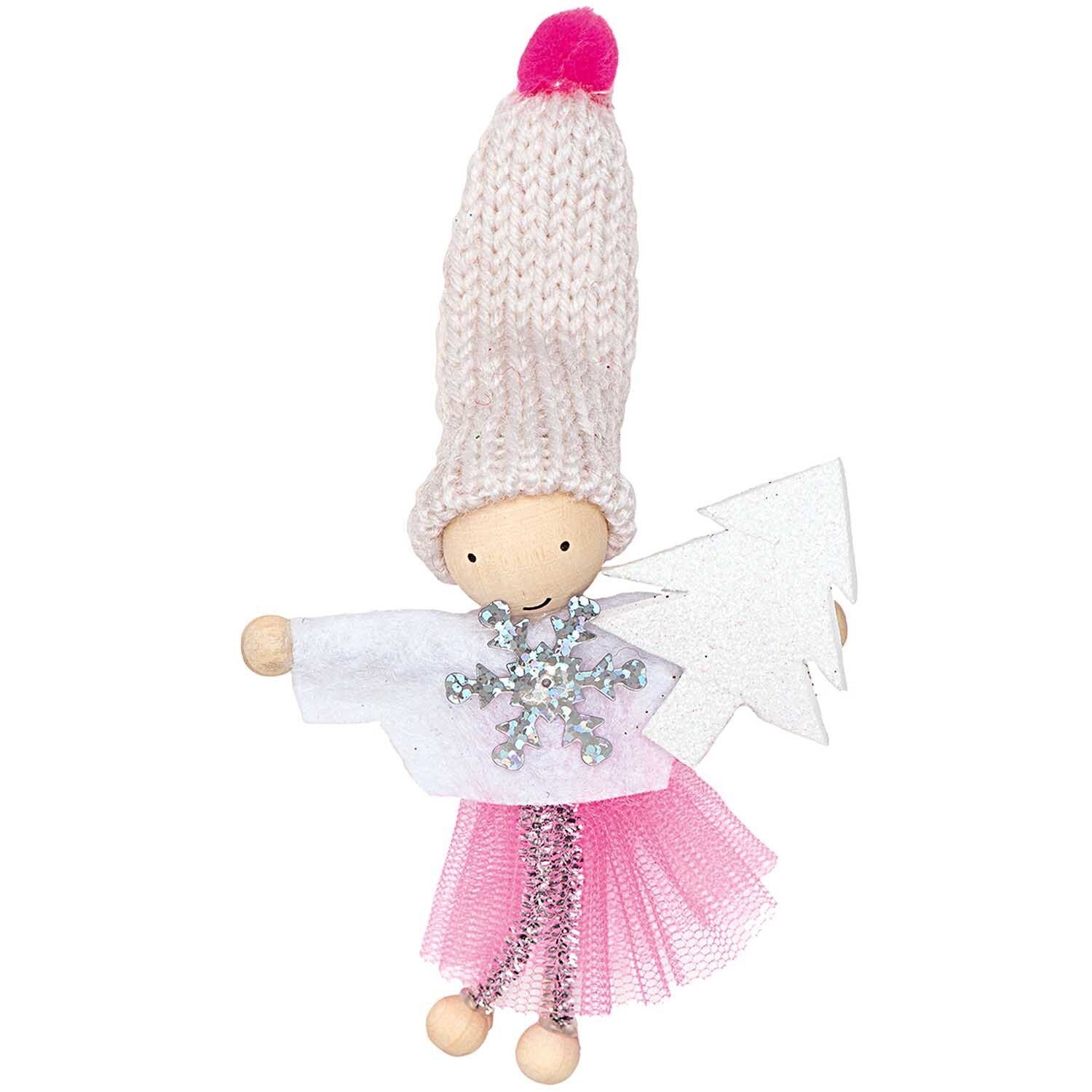Geschenkanhänger Wichtel Weihnachten 2: Niedlicher Wichtel mit Strickmütze und pinkem Tüllrock, hält weißen Baum. Ideal für festliche Dekorationen.