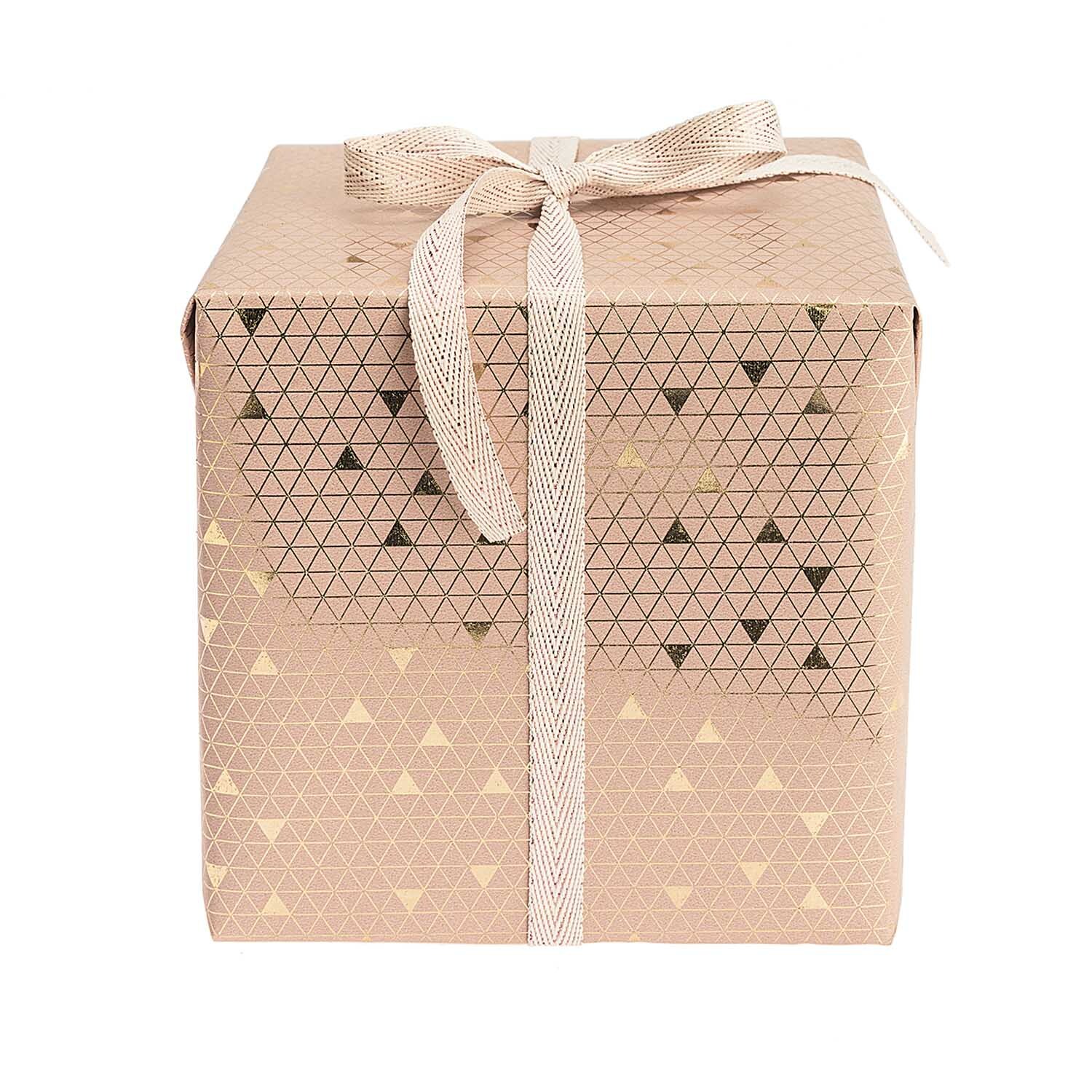 Paper Poetry Geschenkpapier mit geometrischem Muster in Natur-Gold, verpackt als Geschenk mit Schleife. Ideal für stilvolle Anlässe.
