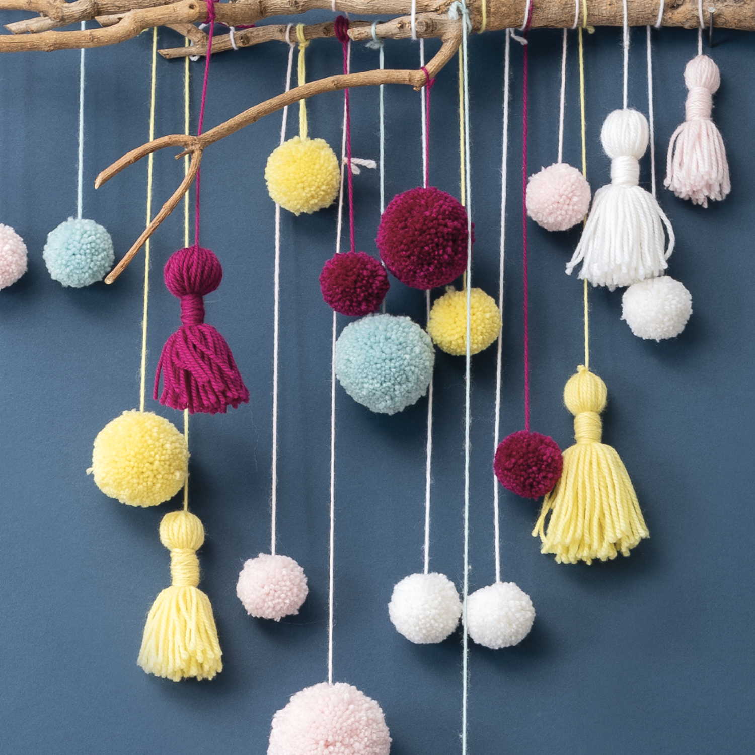 Bastelanleitung Wandbehang aus Pompons und Tasseln von Rico Design
