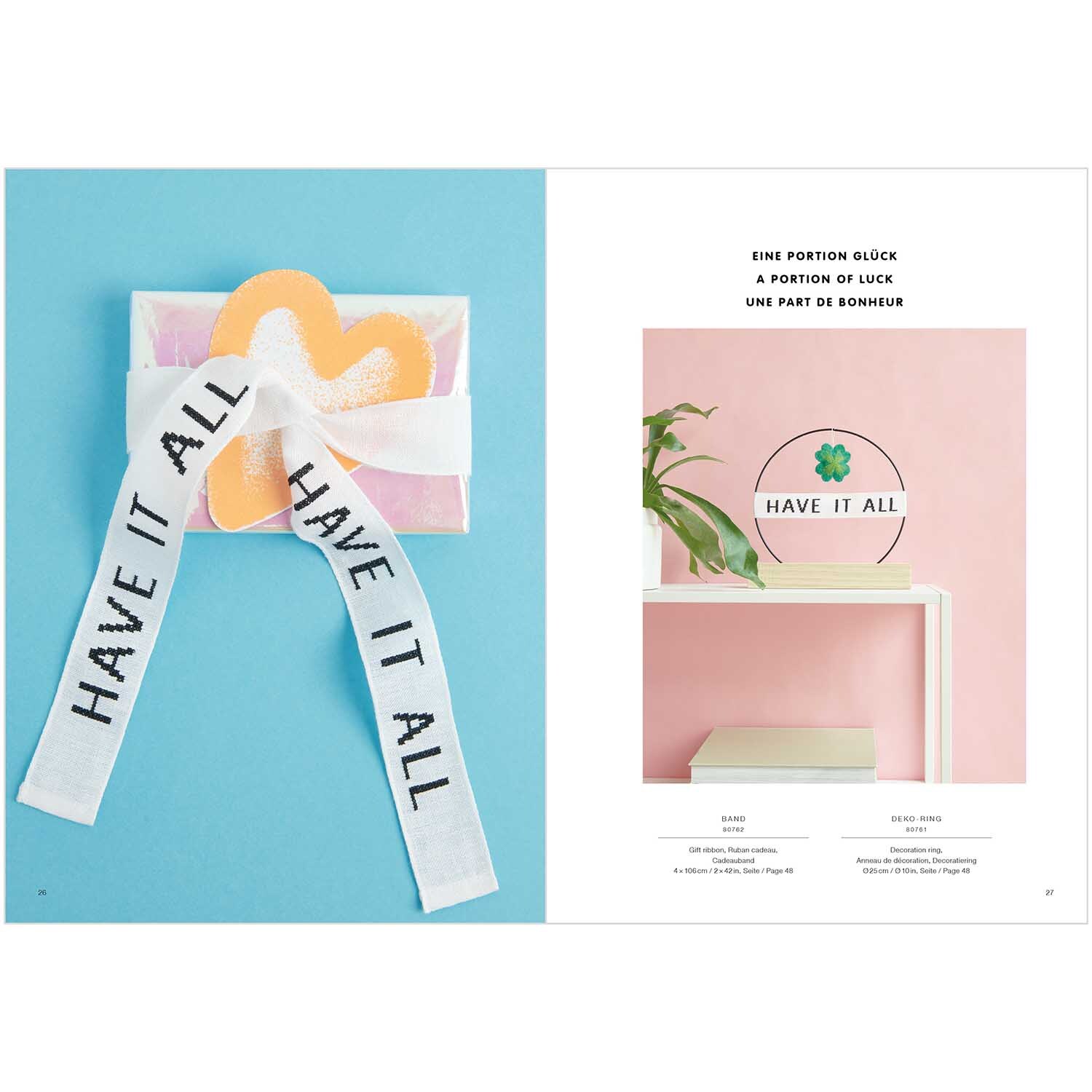 Stickbuch Just Bees + Fruits + Flowers Nr. 181 zeigt ein kreatives Design mit einem Geschenkband und dekorativen Elementen auf blauem Hintergrund.