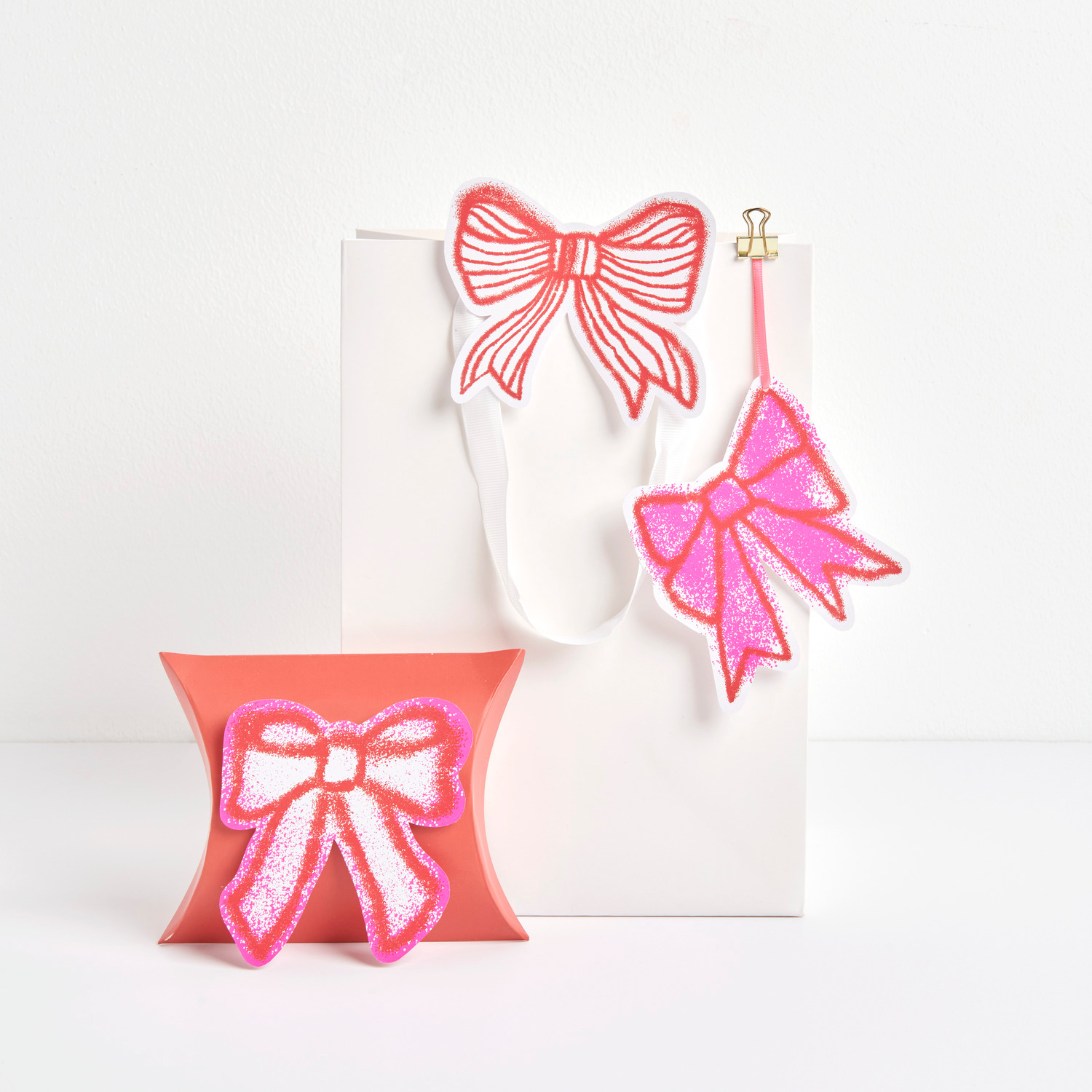 Paper Poetry Motivpapierblock Put a Bow on It zeigt bunte Schleifen auf Geschenkverpackungen. Perfekt für kreative Bastelprojekte.