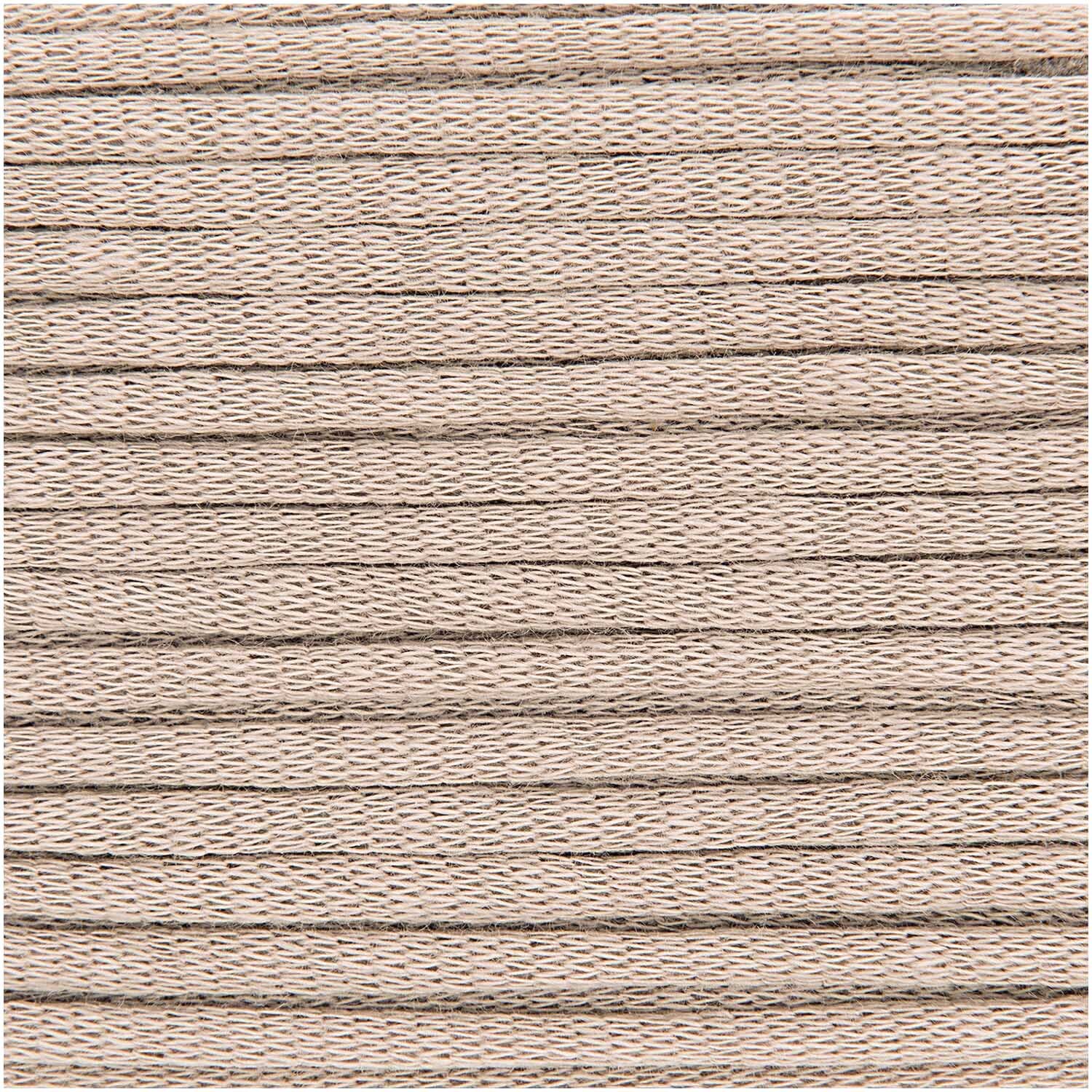 Fashion Jersey in Silbergrau von Rico Design, 50g 72m. Nahaufnahme eines strukturierten, silbergrauen Garns.