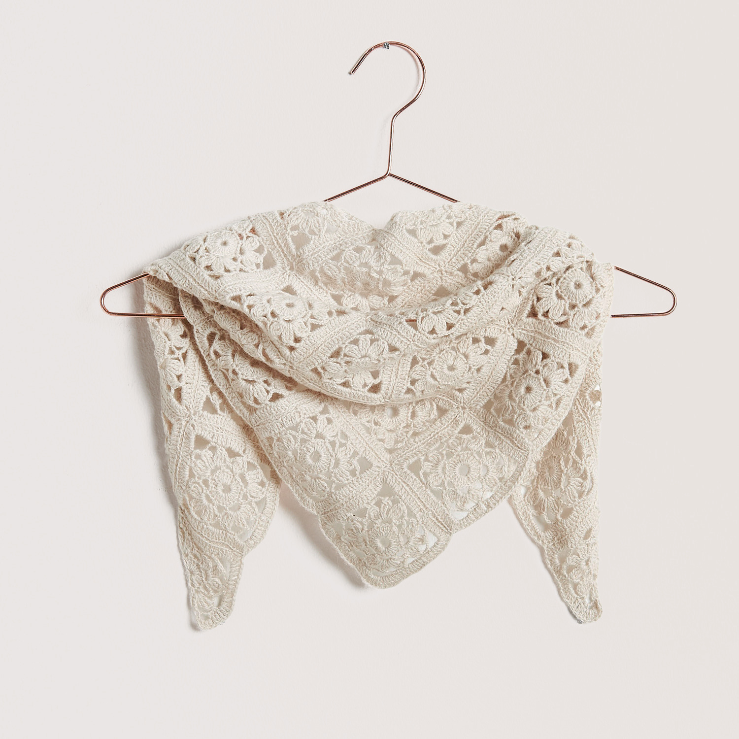 Häkelset Dreieckstuch Modell 01a: Elegantes, naturfarbenes Tuch aus Baumwolle-Merinomischung.