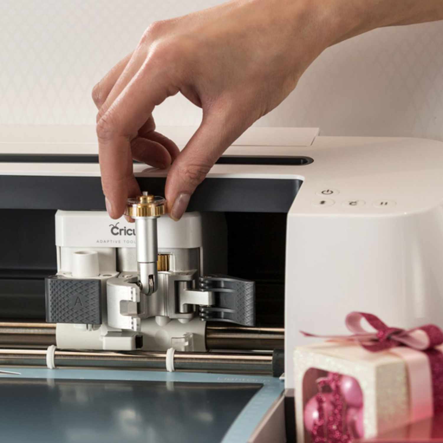 Maker Double Scoring Wheel Tip 02 Doppelfalzspitze in einem Cricut-Schneideplotter, Hand justiert das Werkzeug.