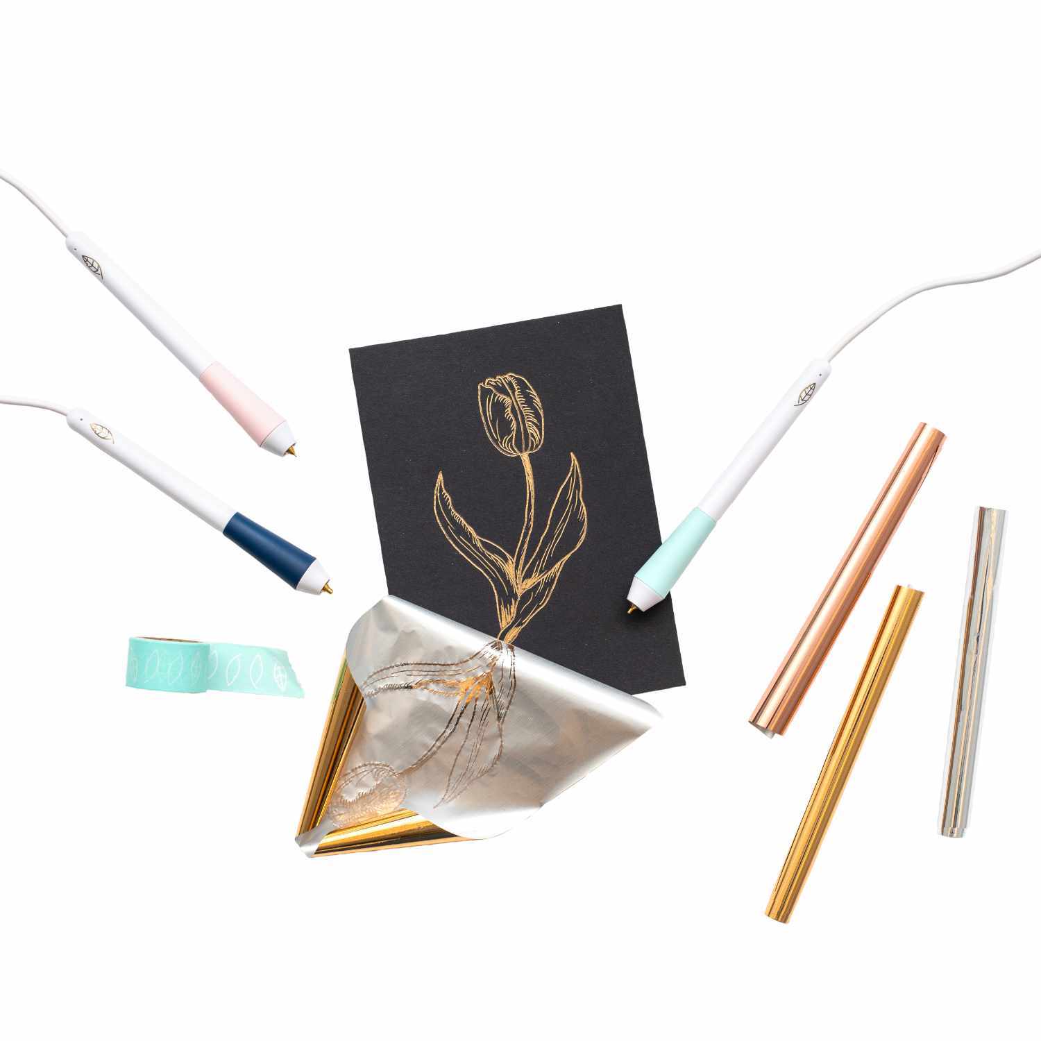 Foil Quill Freestyle Pen Kit mit verschiedenen Stiften und Folien, ideal für kreative Designs auf schwarzem Papier. Perfekt für Bastelprojekte.