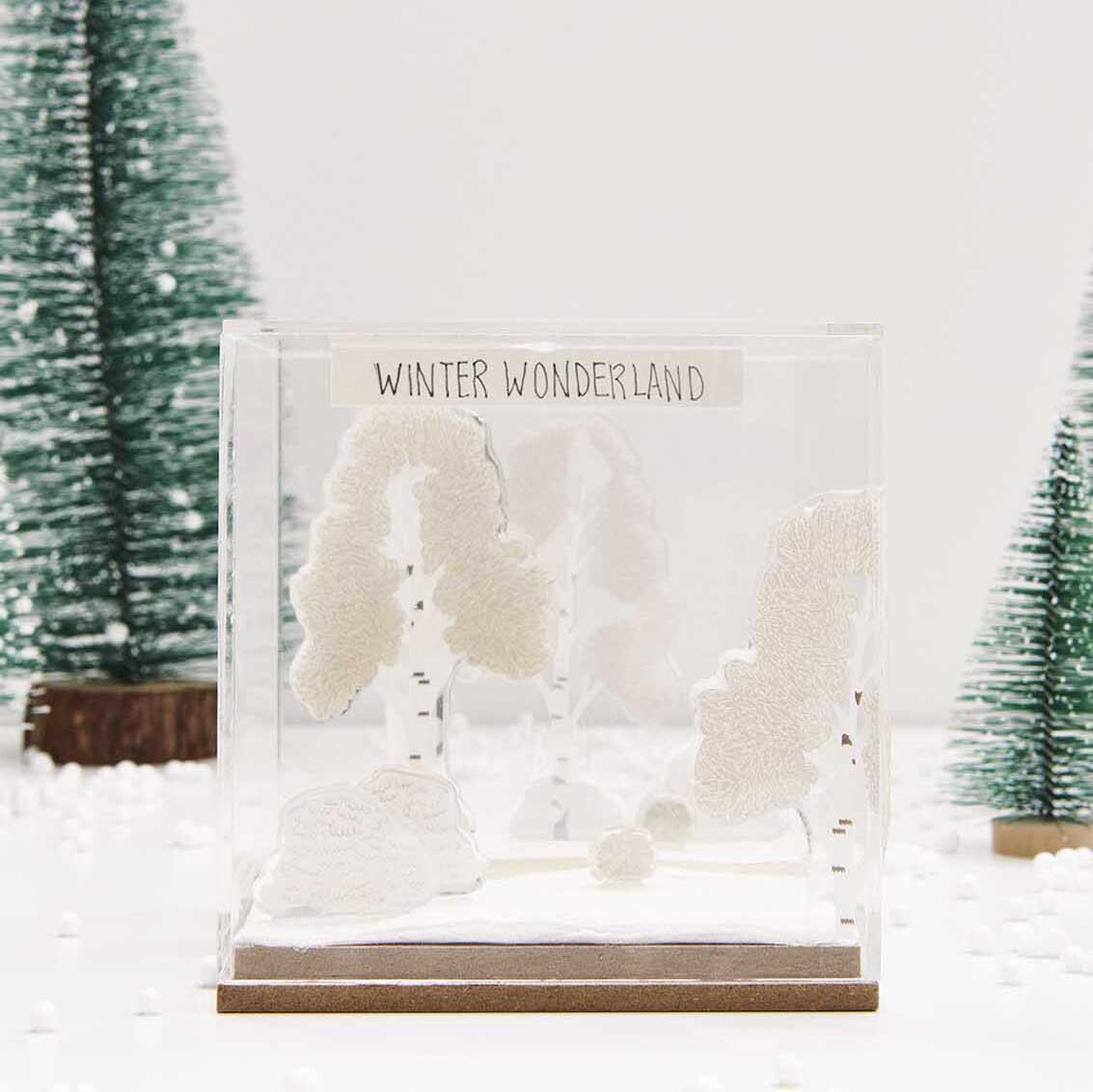 Figurico Gelsticker Verschneite Bäume: Winterlandschaft in Glasbox mit weißen Bäumen, dekorativ und festlich.