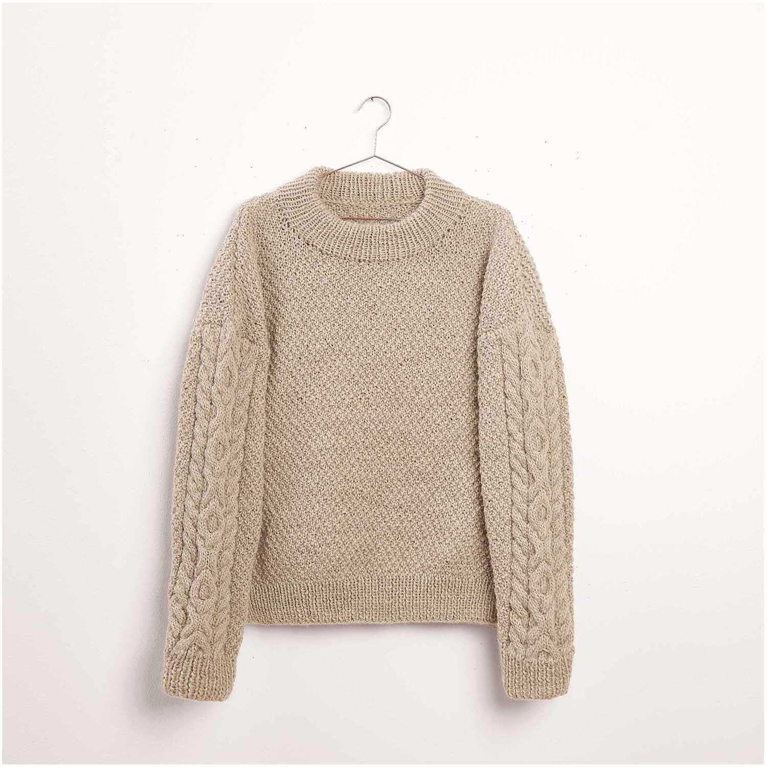 Strickset Pullover Modell 01: Beigefarbener Pullover mit Zopfmusterärmeln, ideal für den Winter.