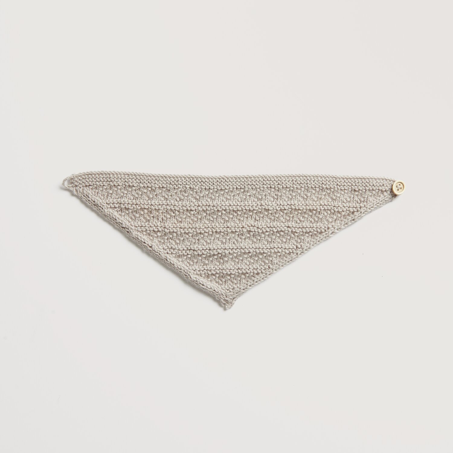 Baby Cozy Organic Cotton Cashmere: Dreieckiges Strickstück in Taupe von Rico Design, 50g 145m. Ideal für sanfte Babybekleidung.