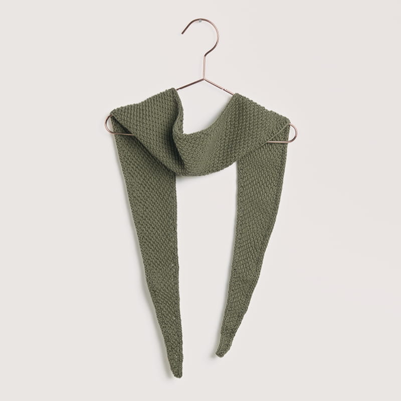 Gestricktes Tuch in Oliv: Modell 12 aus dem Heft Luxury Knits Summer Pieces