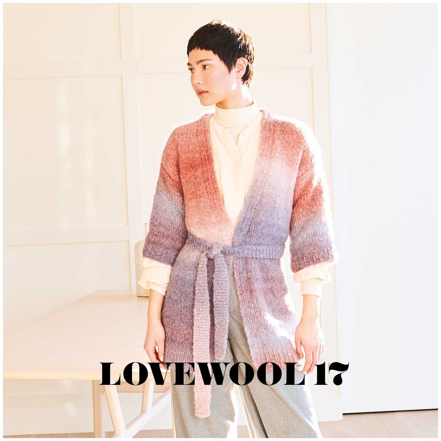 Fashion Alpaca Superfine Heavens: Person trägt einen farbverlaufenden Cardigan in einem hellen Raum.