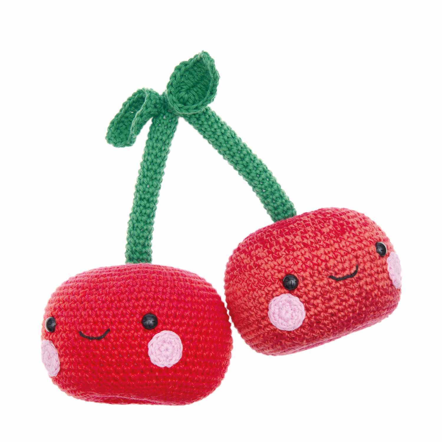 Häkelset Kirsche aus Ricorumi Fresh Friends: Zwei gehäkelte rote Kirschen mit fröhlichen Gesichtern und grünen Stielen.