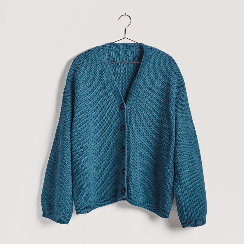 Gestrickter Cardigan in Petrol: Modell 07 aus dem Heft Vegan Cashmere
