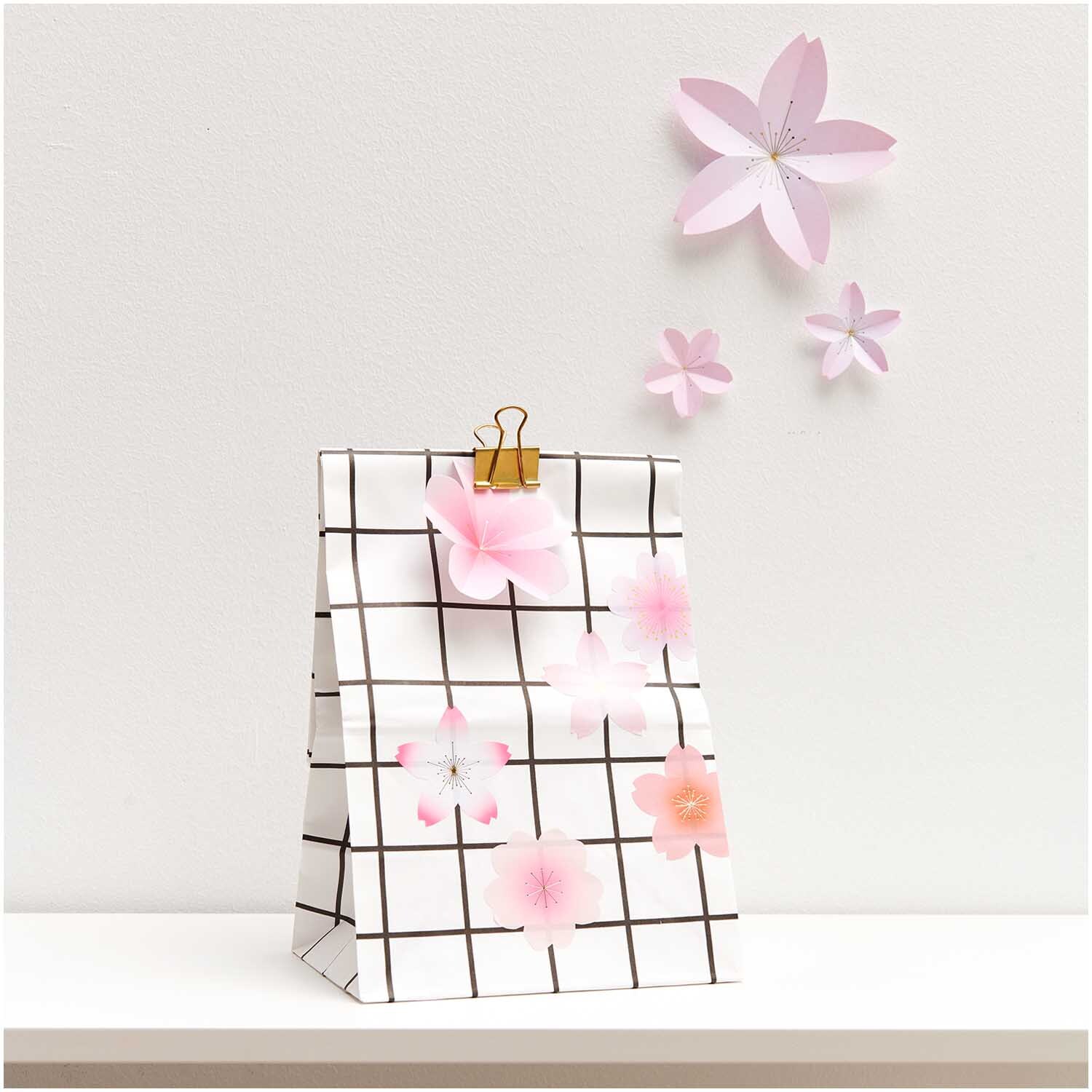Paper Poetry Sticker Kirschblüten auf einer Rolle, dekorieren eine schwarz-weiß karierte Tüte.