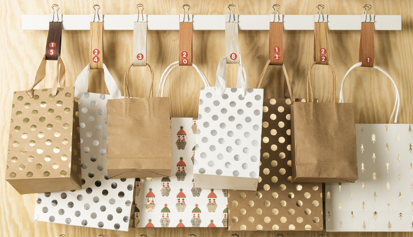Bastelanleitung für einen Adventskalender aus Papiertüten, ideal für kreative Weihnachtsdekoration.