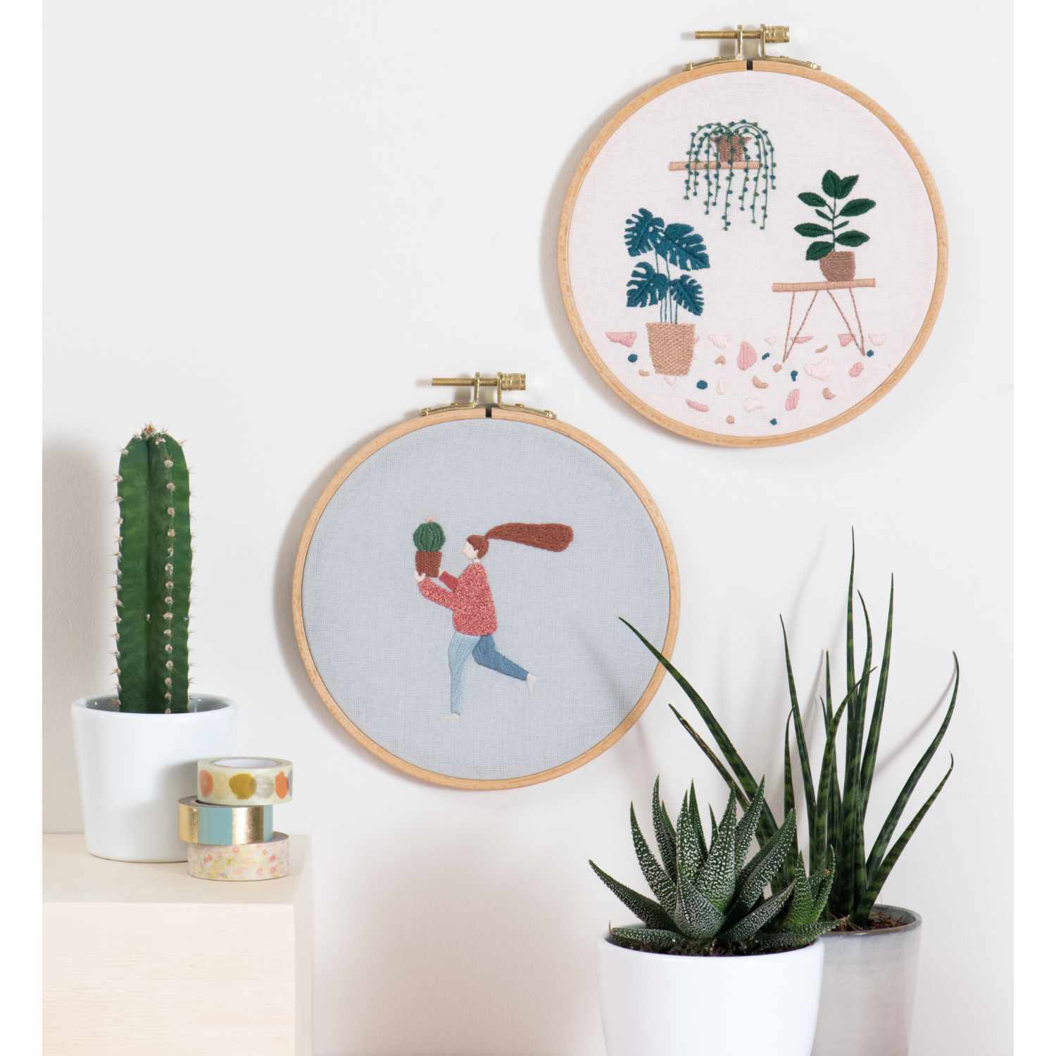 Stickpackung Slow Evenings Botanical zeigt zwei bestickte Rahmen mit Pflanzenmotiven, umgeben von Kakteen und Sukkulenten. Marke: Rico Design.