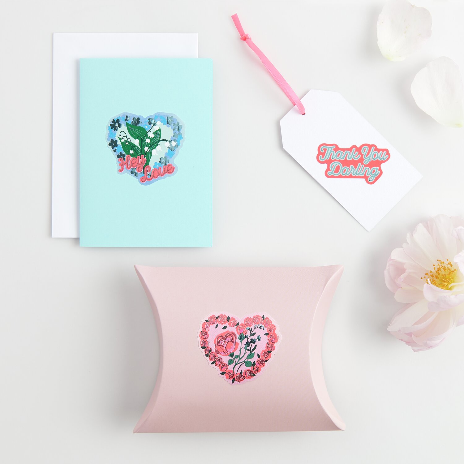 Paper Poetry Sticker Herzen: Rosa Geschenkbox mit Herzsticker, Karte und Anhänger auf hellem Hintergrund.