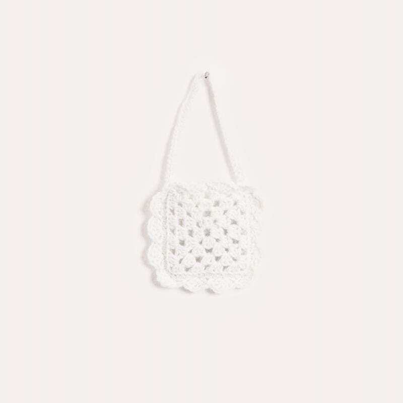 Häkelset Tasche klein Modell 03 aus Trachtenbuch I mog di: Weiße, gehäkelte Tasche mit zartem Muster, ideal für traditionelle Anlässe.