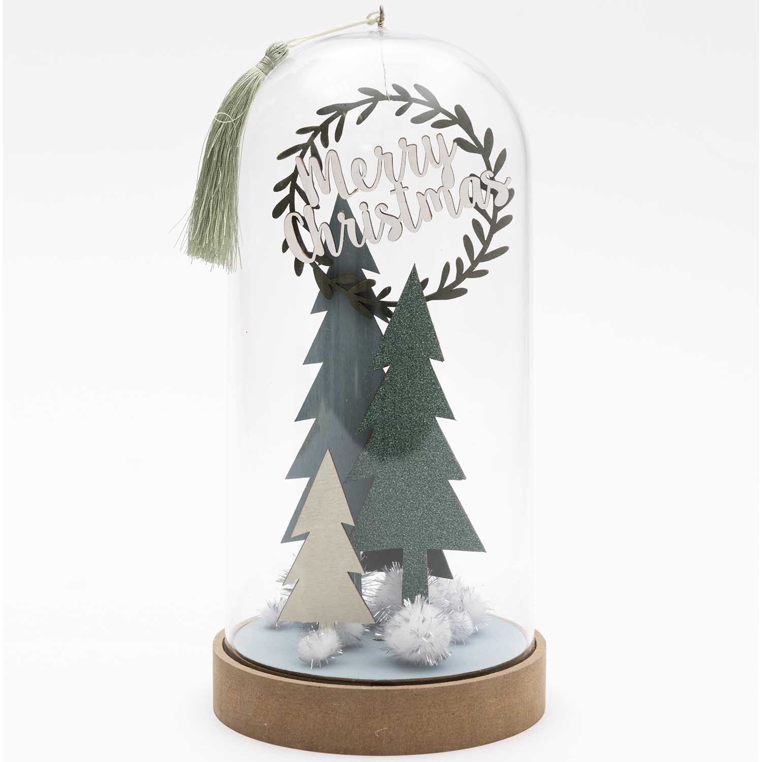 Holzdeko-Set Wald für XL-Dekohaube: Dekorative Bäume unter Glashaube mit "Merry Christmas"-Schriftzug.