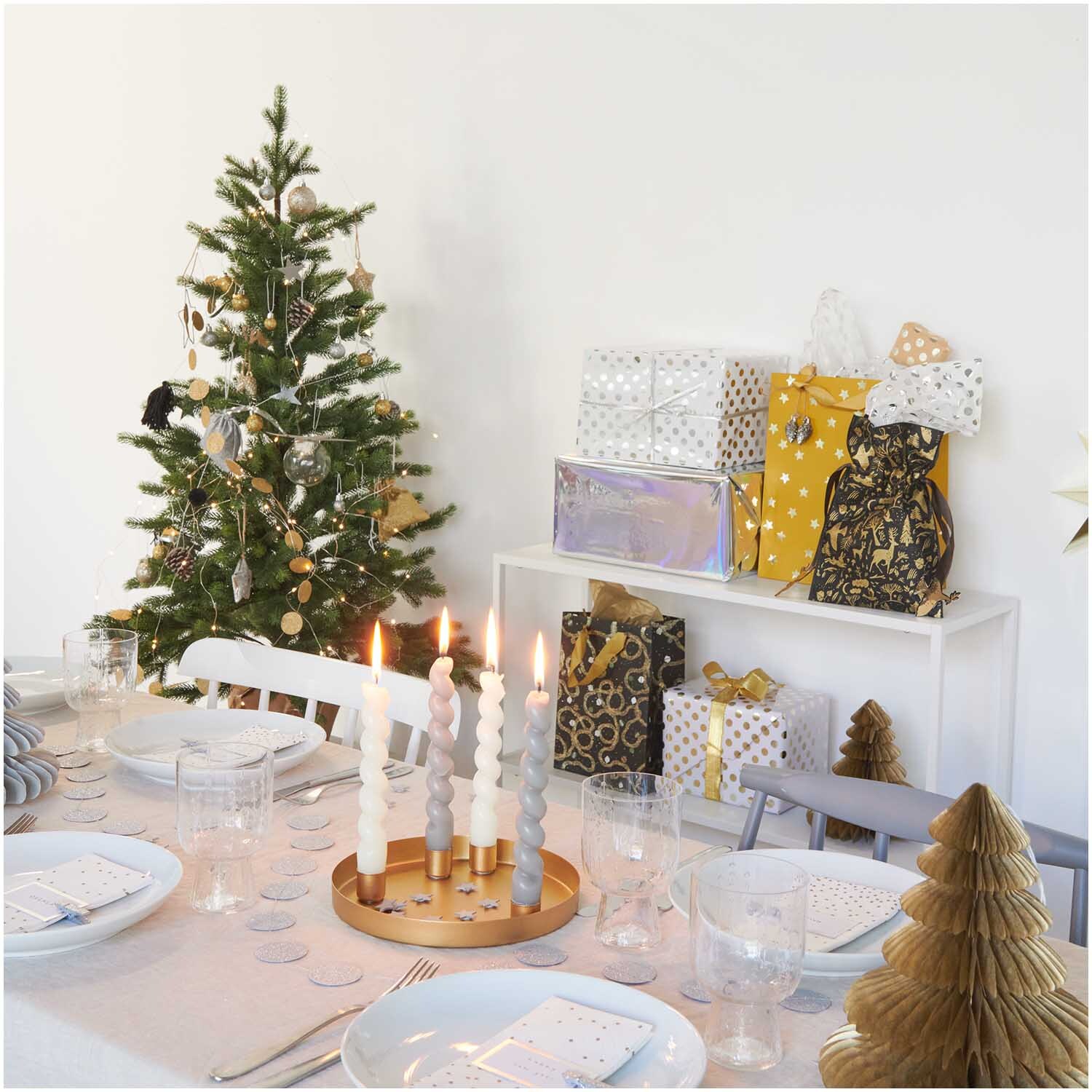 Paper Poetry Geschenkpapier mit Punkten in rosa-gold neben festlich dekoriertem Tisch und Weihnachtsbaum.