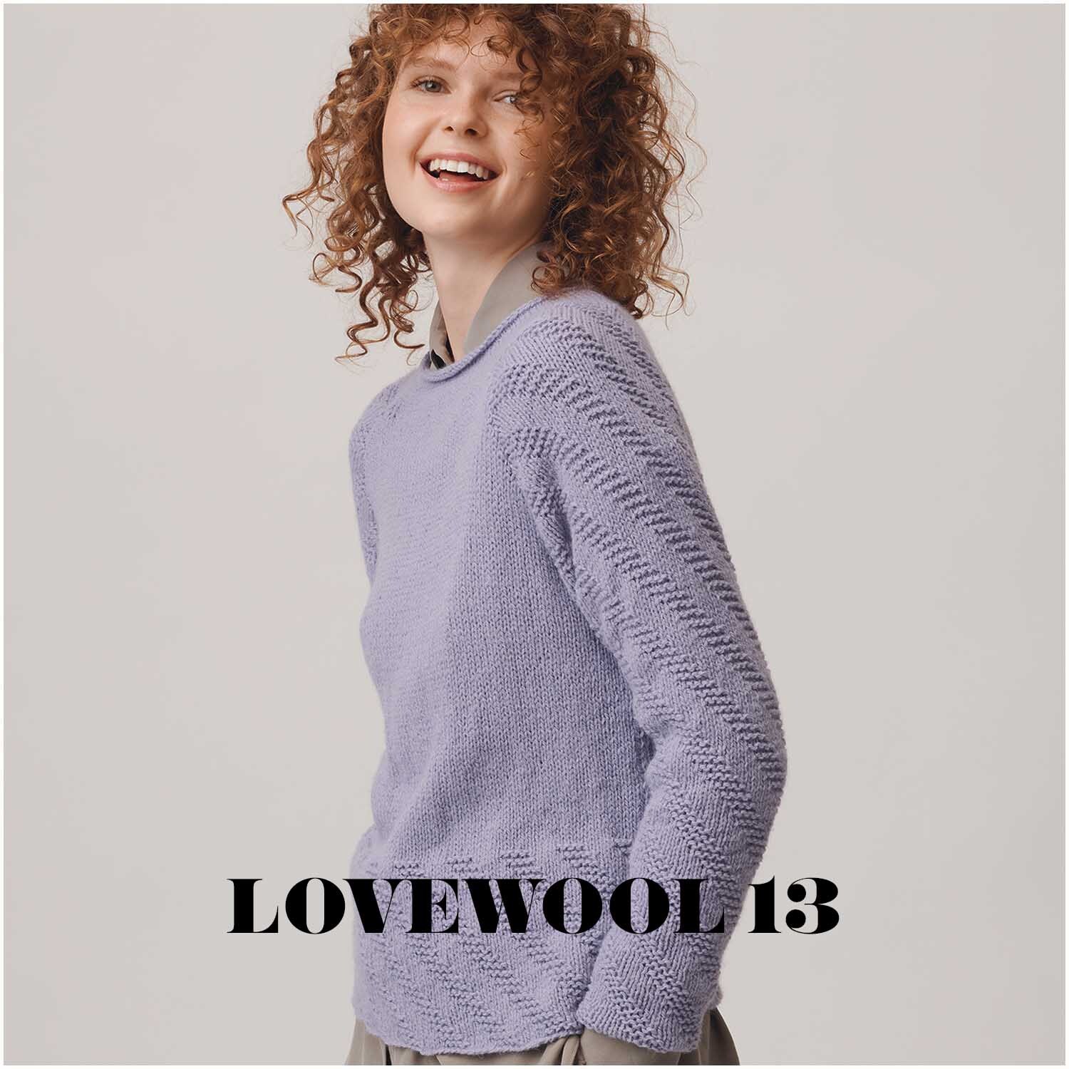Creative Soft Wool aran: Frau in lavendelfarbenem Strickpullover von Rico Design, lächelnd, mit lockigem Haar.