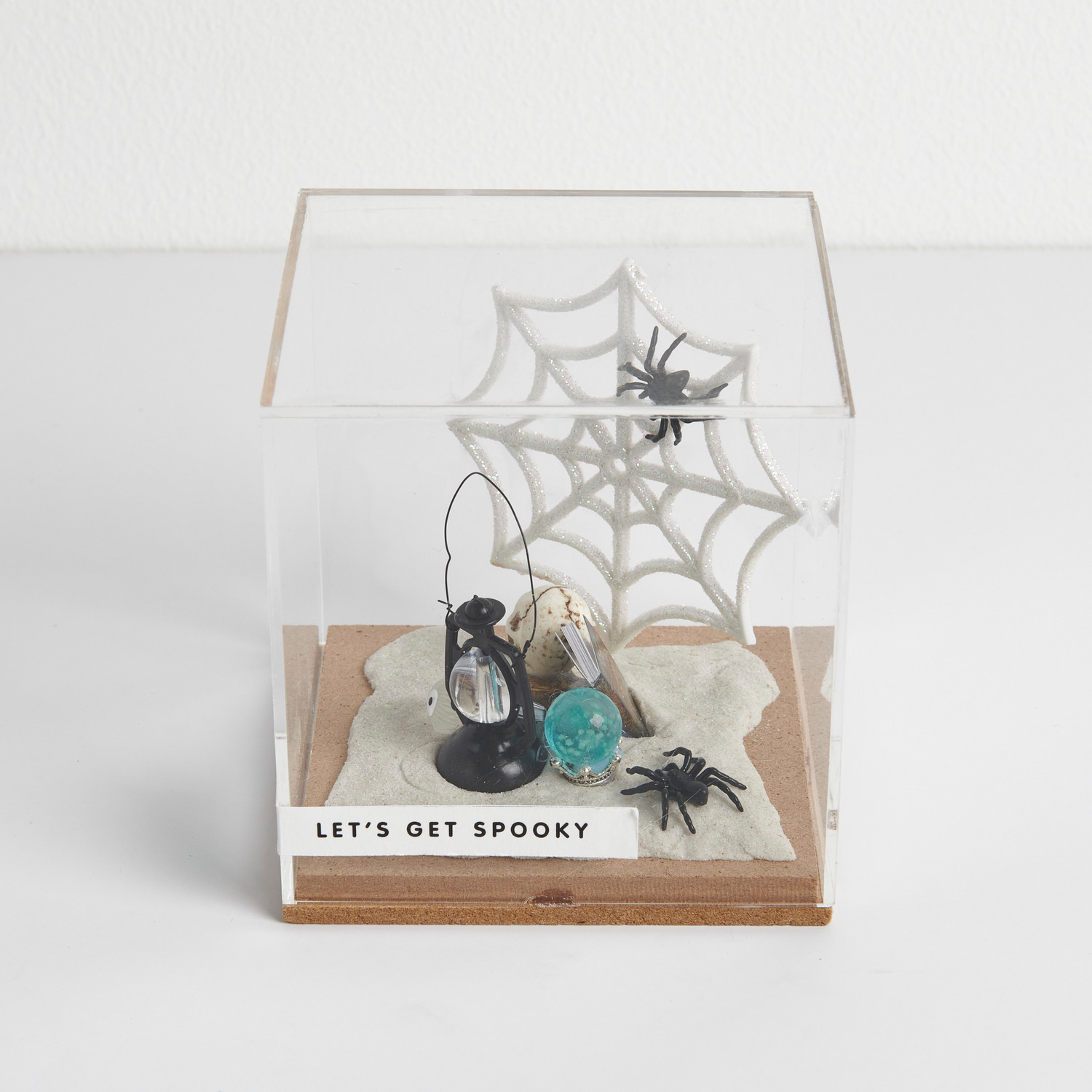 Miniatur Halloween Dekoration Set: Ein Würfel mit Spinnennetz, Laterne und Spinnen, ideal für gruselige Akzente.