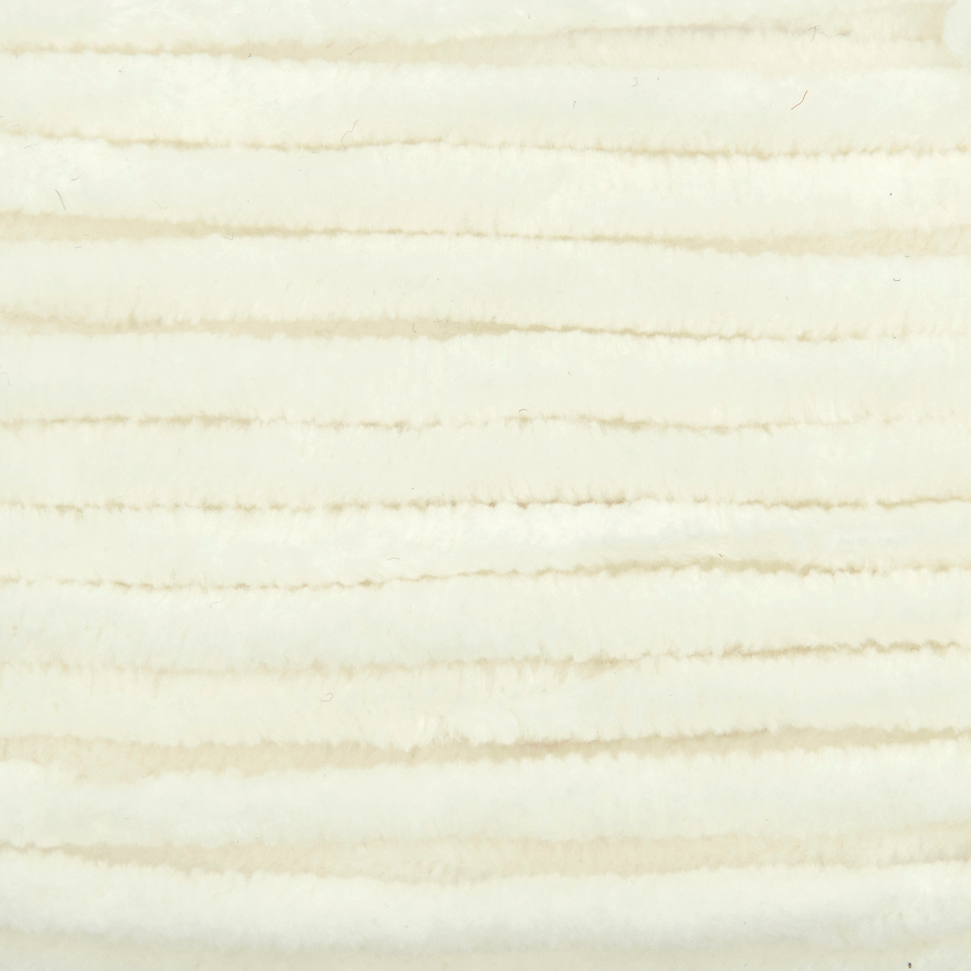 Creative Chenillove: Weiches, cremefarbenes Garn von Rico Design, ideal für Strickprojekte.
