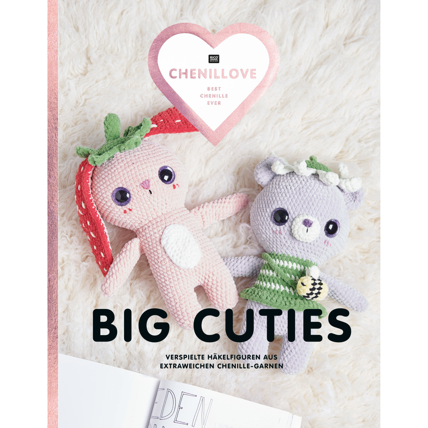 Häkelset Baby Dinosaur Modell 01: Zwei niedliche Häkeltiere aus Chenillove Big Cuties auf weichem Teppich.