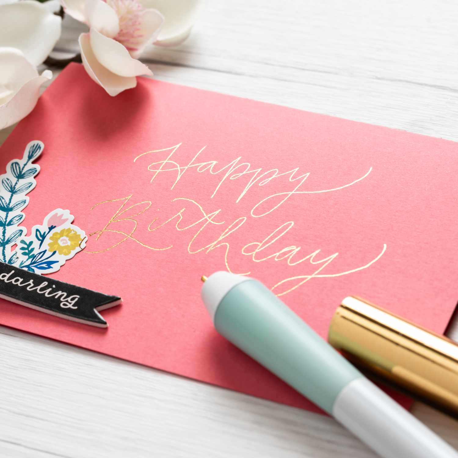 Foil Quill Freestyle Pen Kit: Eine Geburtstagskarte mit floralen Verzierungen und einem Stift auf Holz.