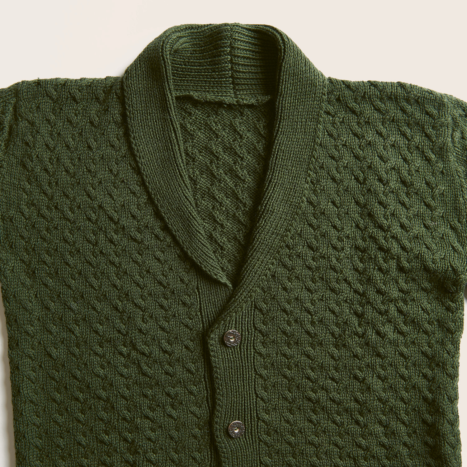 Strickset Herrenjacke Modell 27 in Oliv mit Trachtenknöpfen in Hirschhornoptik aus Merino Plus dk.