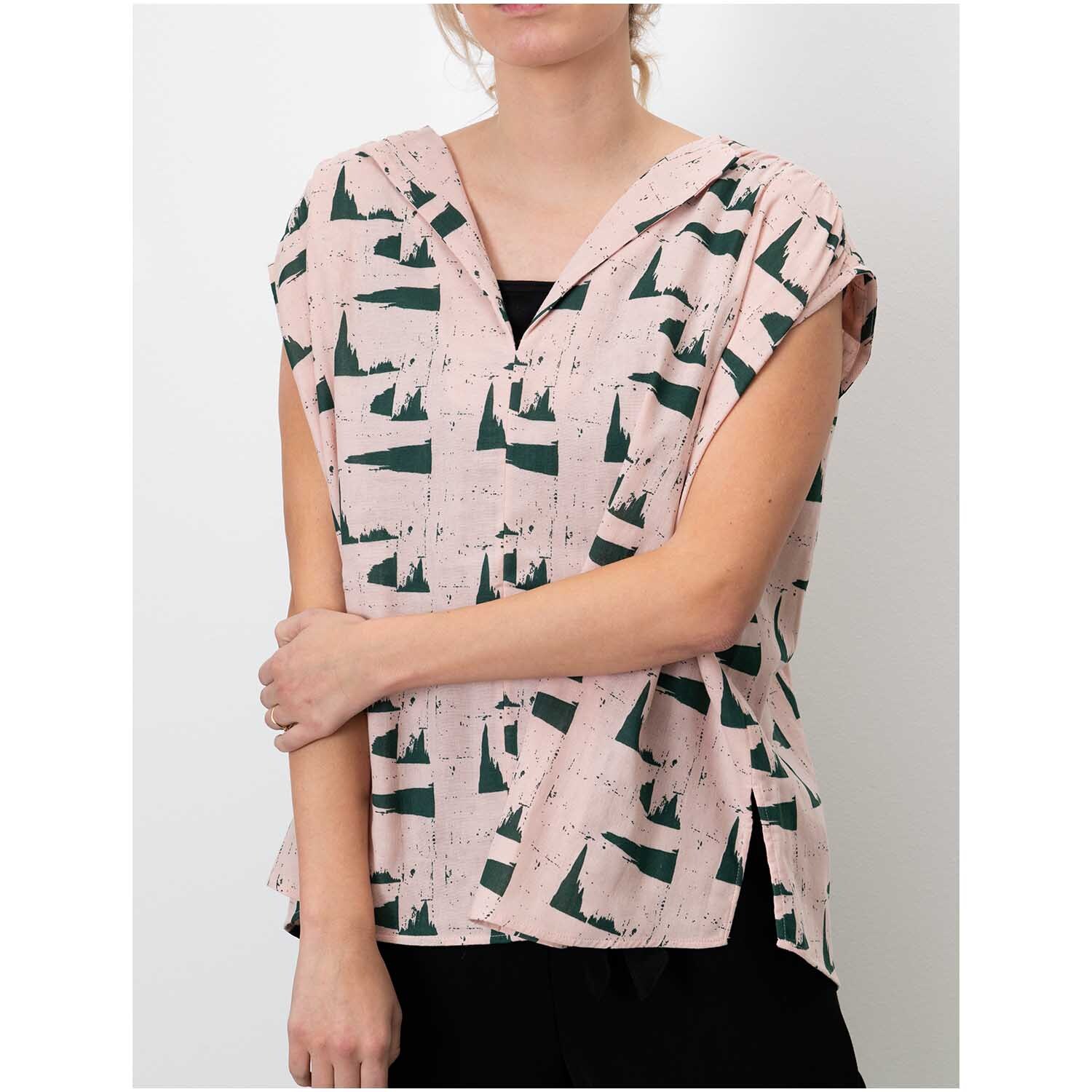 Musselin-Druckstoff Nature Matters Muster puder-grün zeigt geometrische Formen auf rosa Hintergrund. Perfekt für stilvolle, leichte Kleidung.