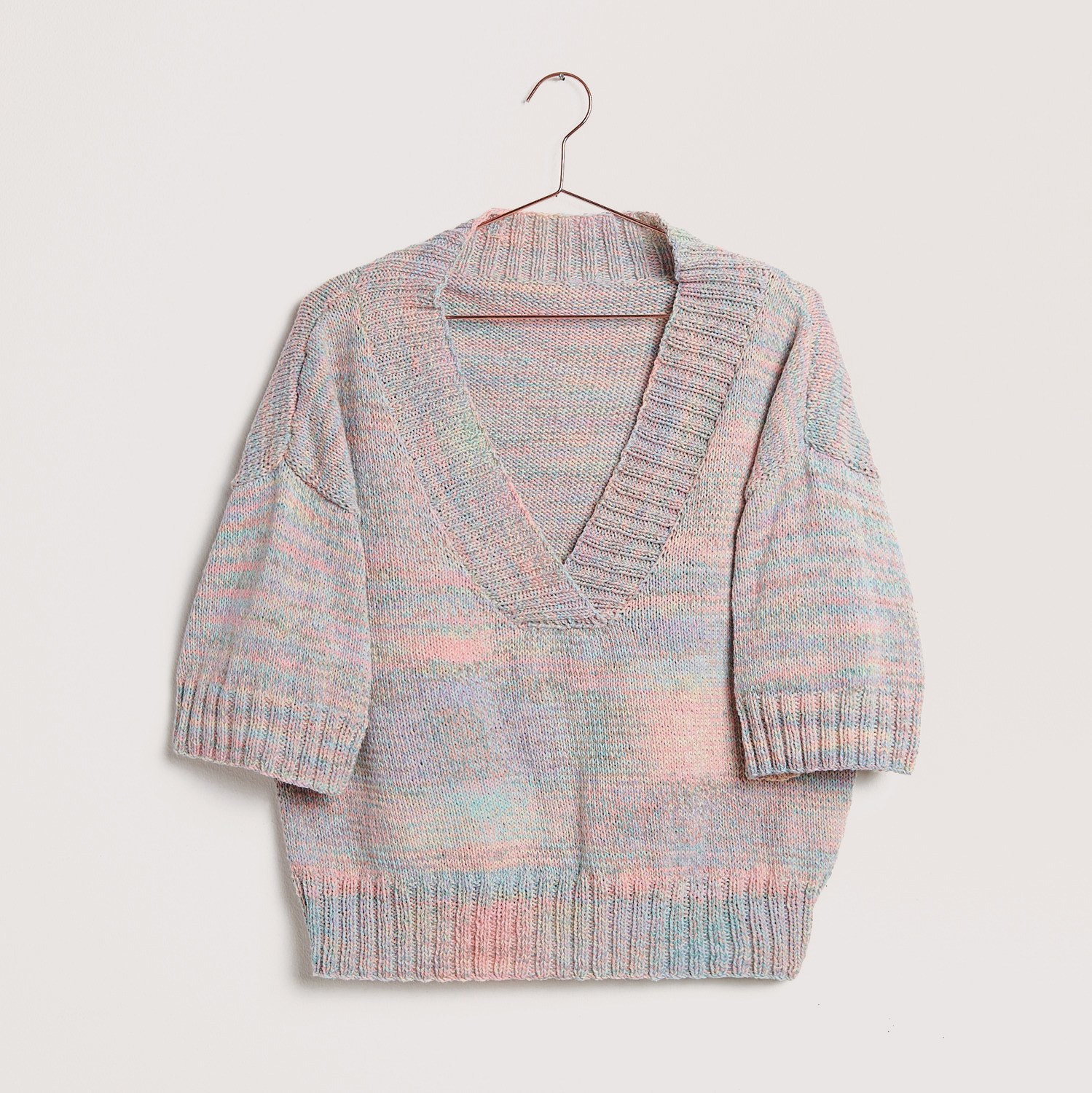 Shirt auf grauem Hintergrund – zum Strickset