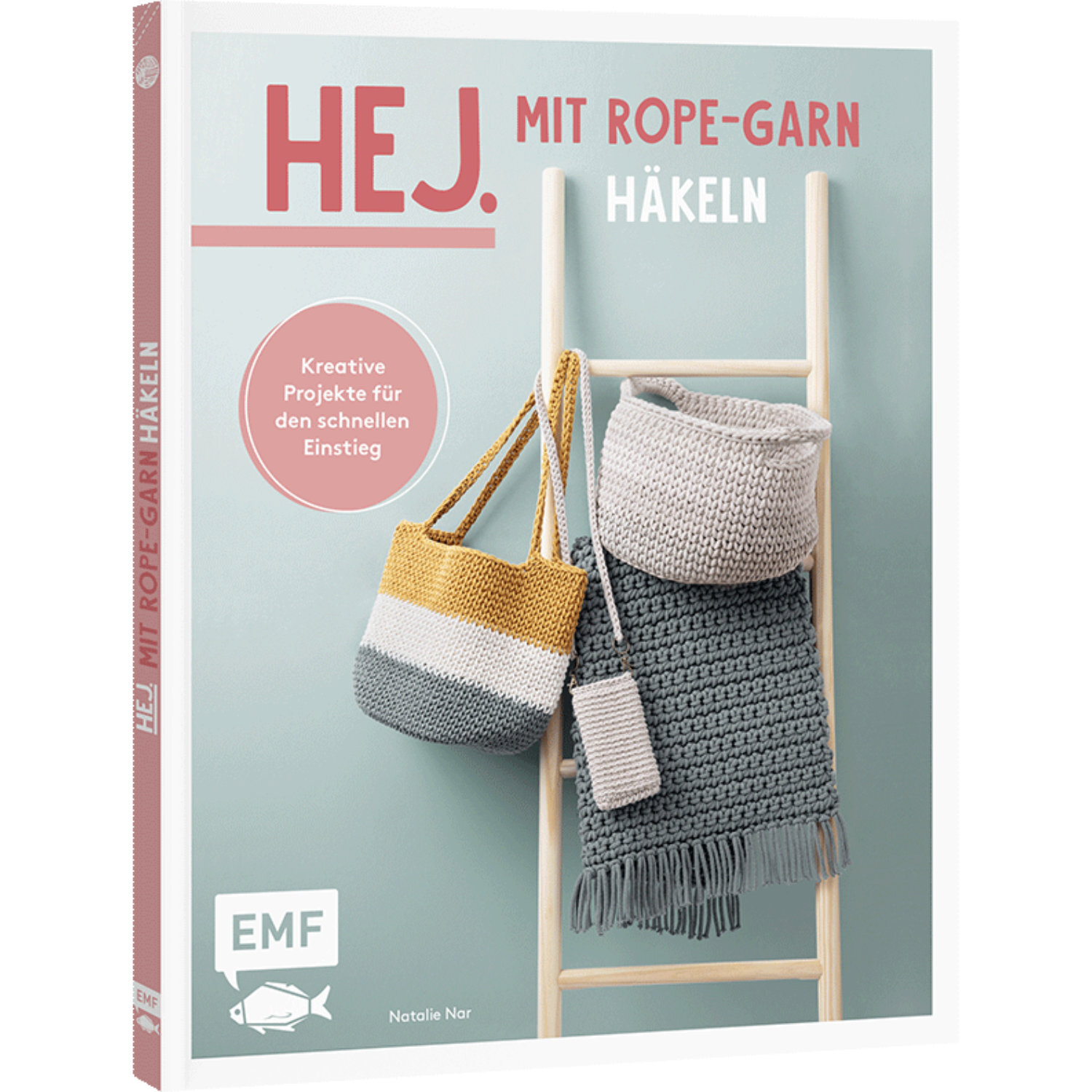 Hej. Mit Rope-Garn häkeln: Buchcover zeigt gehäkelte Accessoires in Grau und Gelb auf einer Leiter. Marke: EMF.