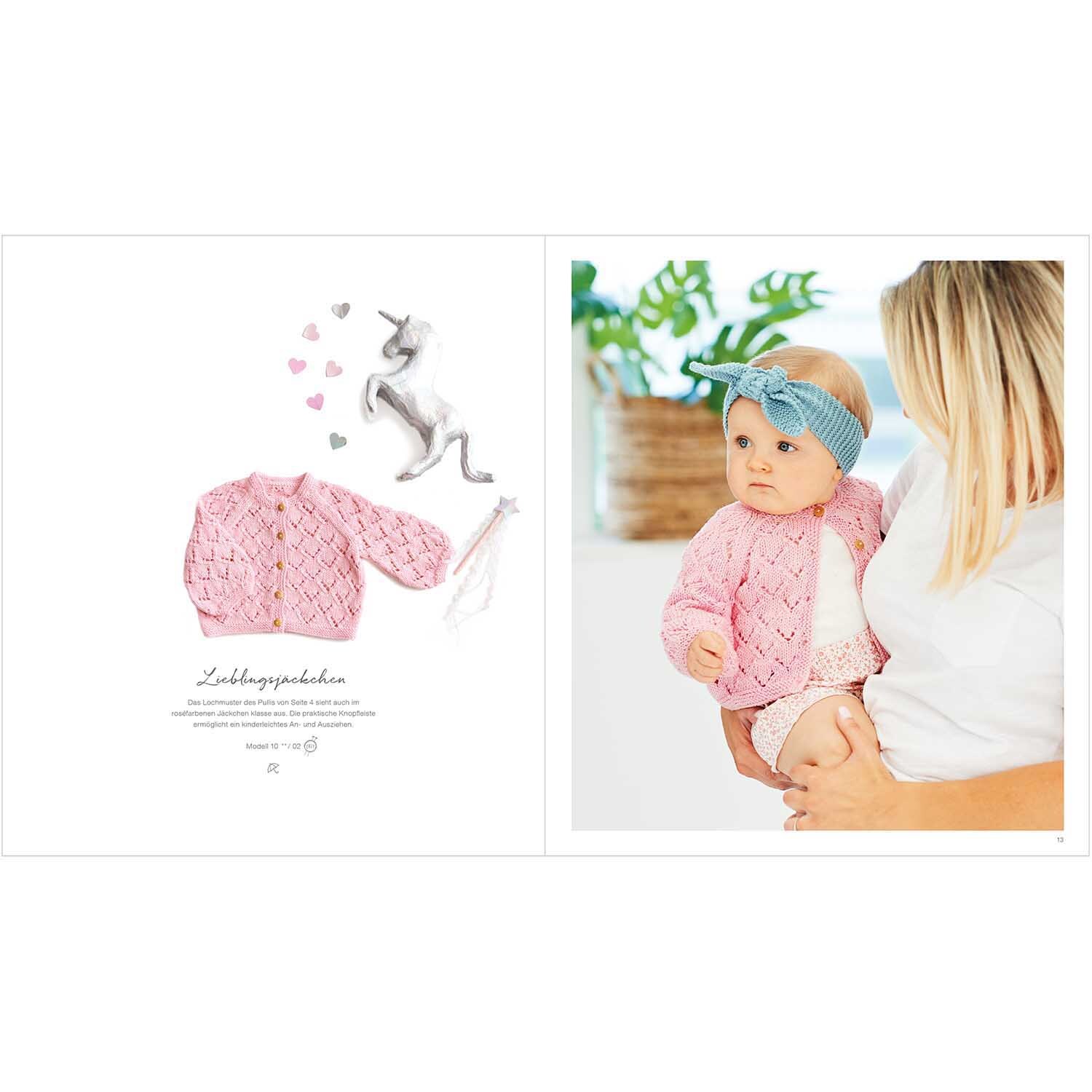 Rico Baby Heft Nr.30: Ein Baby in rosa Strickjacke von Rico Design, gehalten von einer Frau.