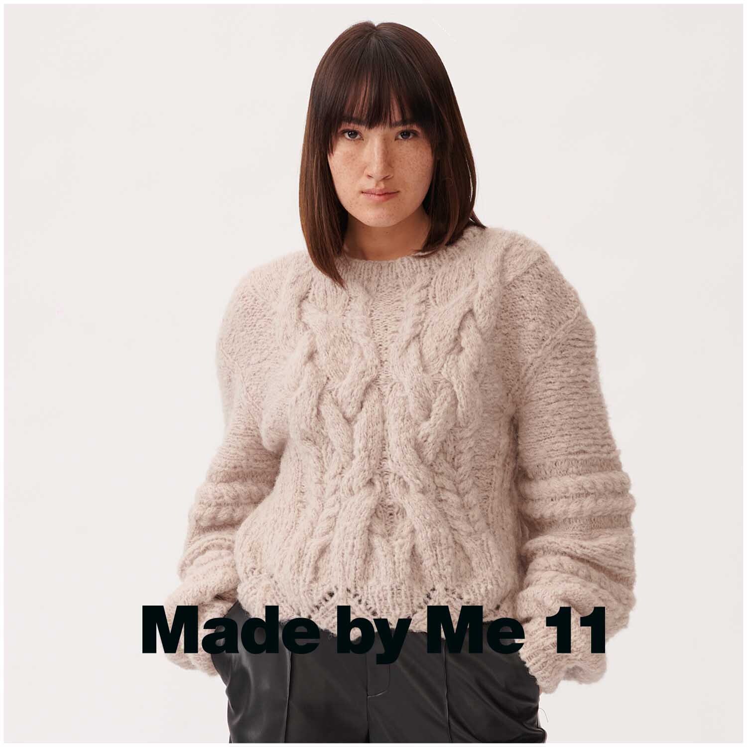 Fashion Light Luxury: Frau in einem weichen Strickpullover aus Perlmuttgarn von Rico Design, ideal für stilvolle Wintermode.