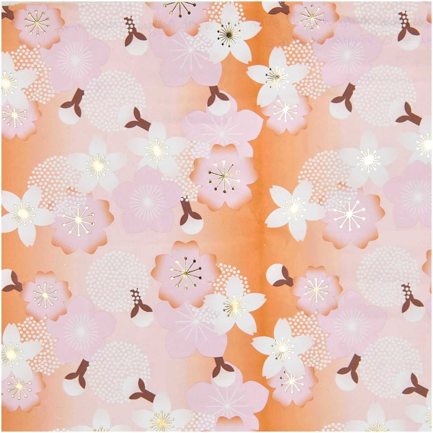 Geschenkpapier Kirschblüten Orange mit zarten Blütenmustern auf orangefarbenem Hintergrund, ideal für stilvolle Verpackungen.
