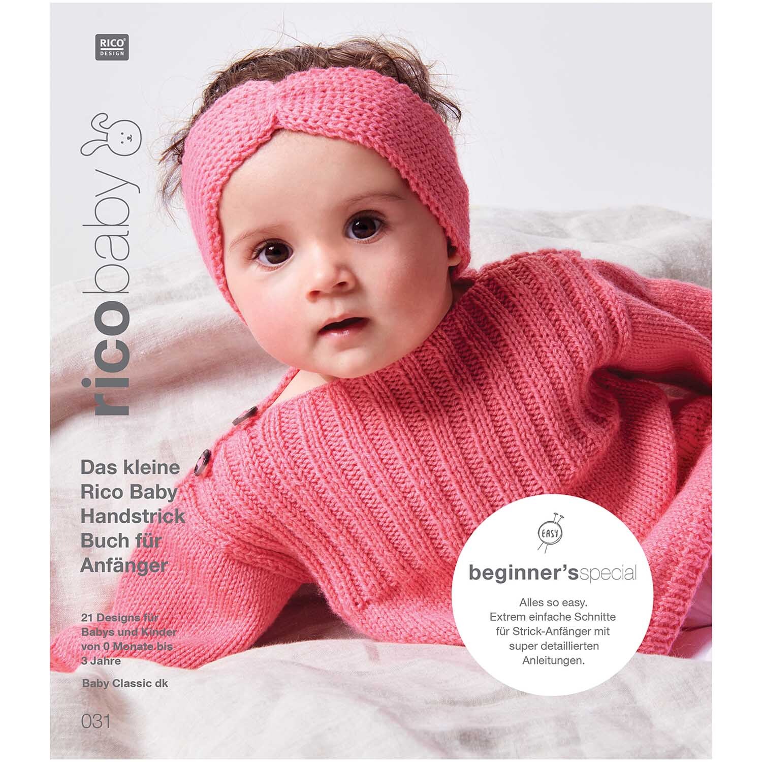 Rico Baby Heft Nr.31 zeigt ein Baby in rosa Strickkleidung und Stirnband, ideal für Anfänger.