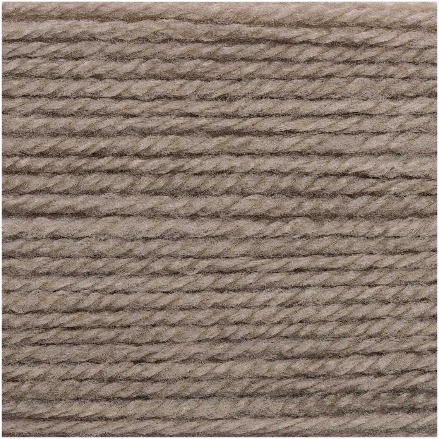 Basic Soft Acryl dk von Rico Design in Beige, 50g 155m. Nahaufnahme von weichem Acrylgarn, ideal für Strickprojekte.