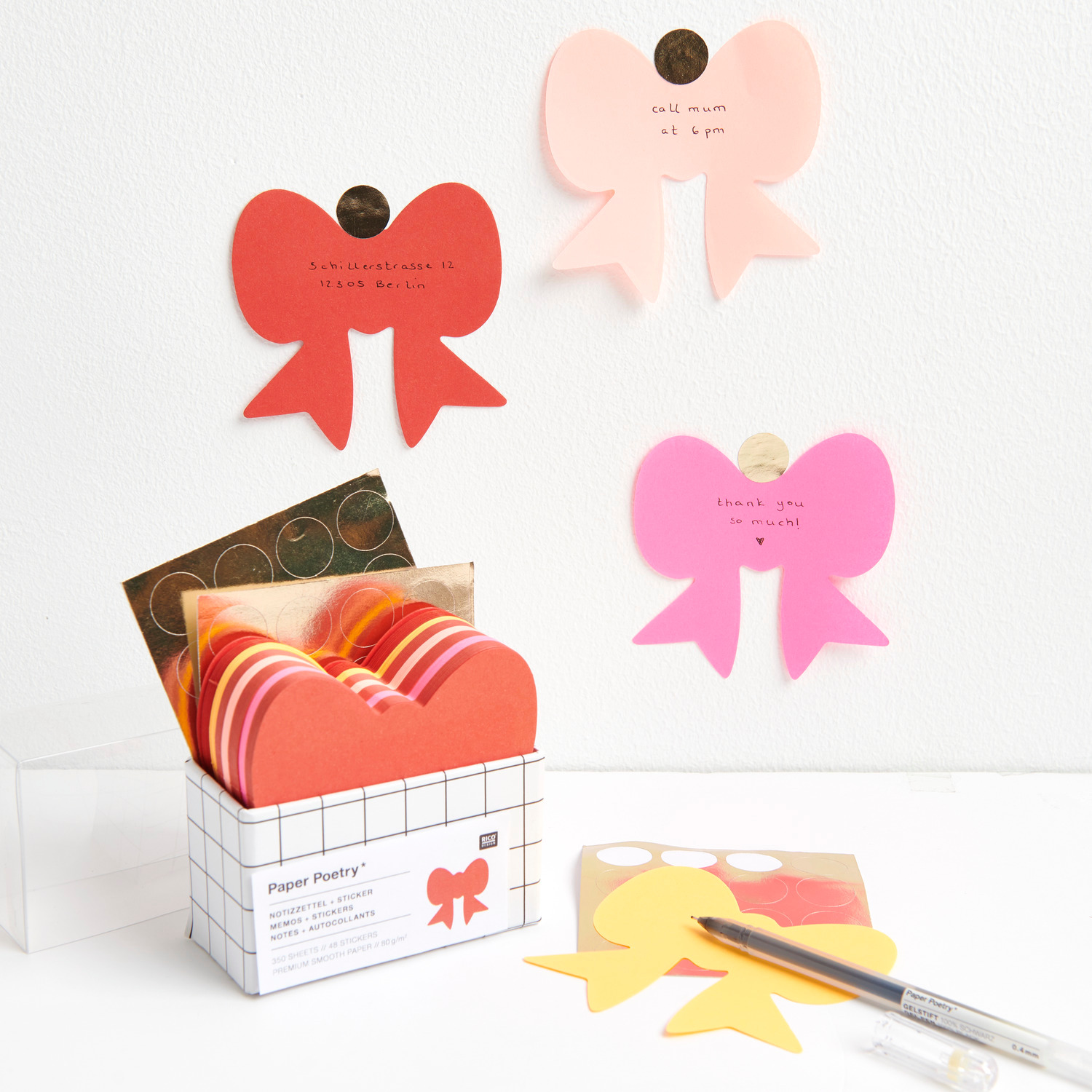Paper Poetry Notizzettelbox Schleife mit bunten Zetteln in Schleifenform, ideal für Notizen.