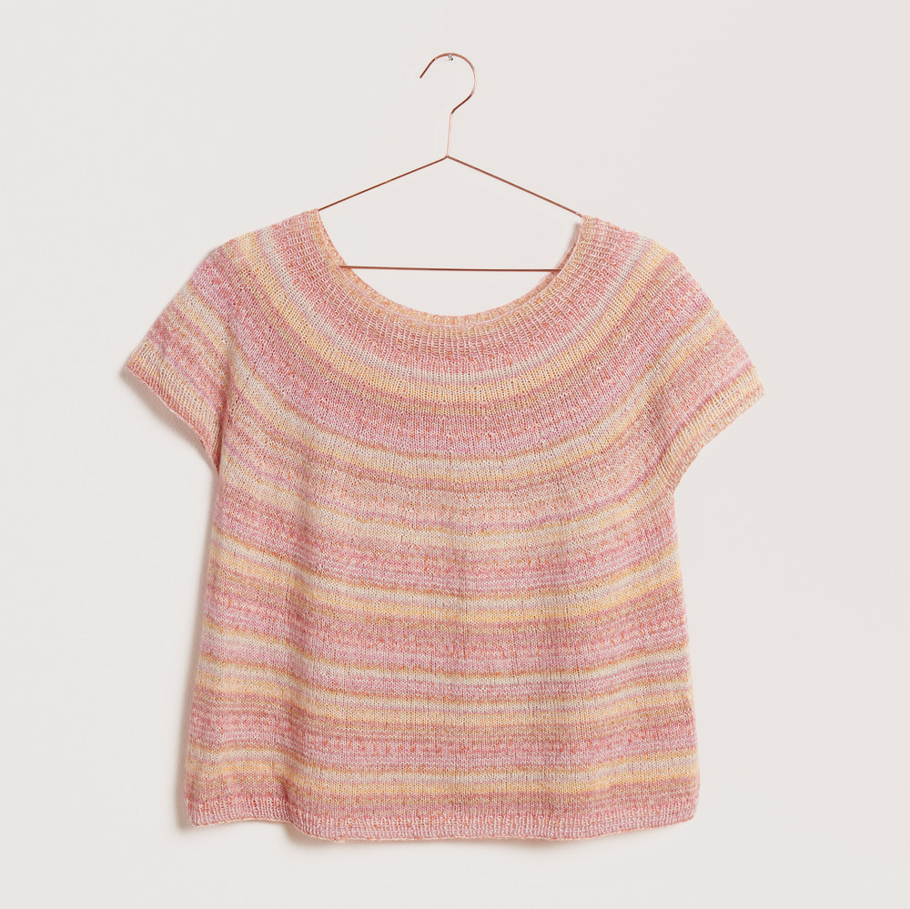 Shirt auf grauem Hintergrund – zum Strickset