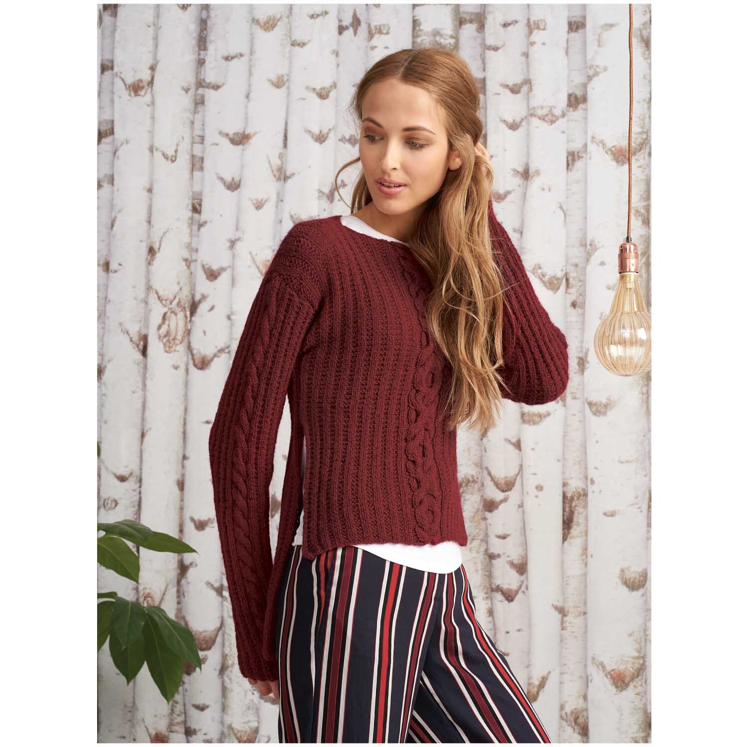 Baby Alpaka Pullover in elegantem Design, getragen von Frau vor Birkenwald-Hintergrund. Ideal für stilvolle Herbstmode.