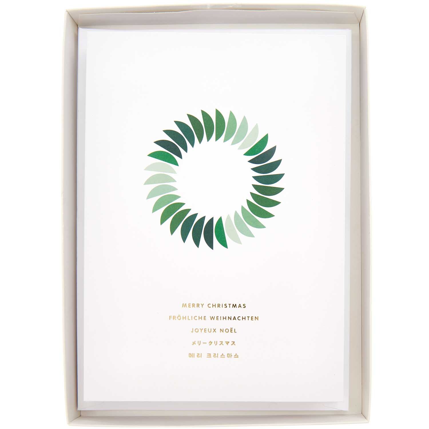 Paper Poetry Kartenset Kranz A5 weiß zeigt ein grünes Blätterkranz-Design mit Weihnachtsgrüßen.