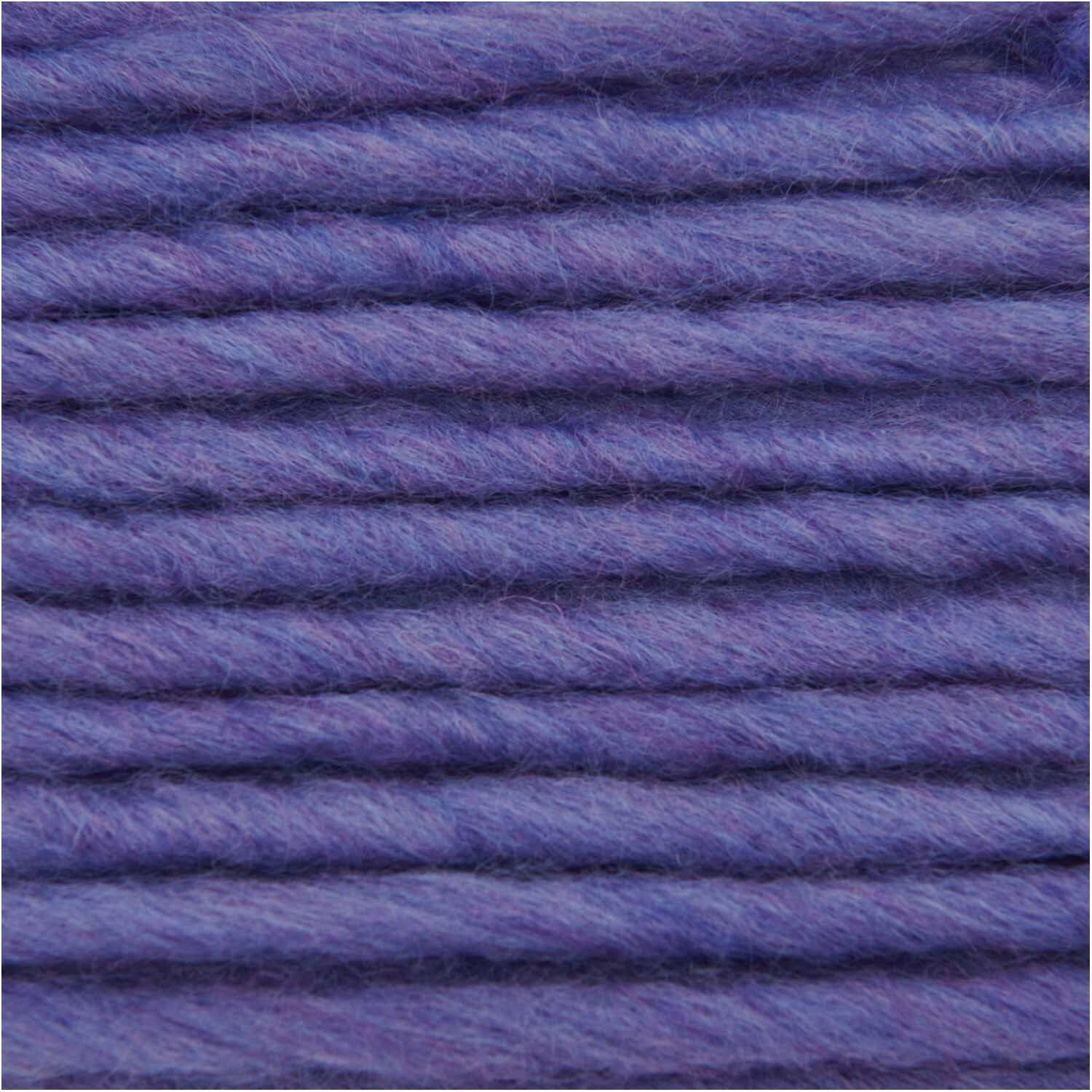 Essentials Super super chunky Wolle in Violett von Rico Design, 100g 90m. Nahaufnahme der dicken, weichen Fasern.