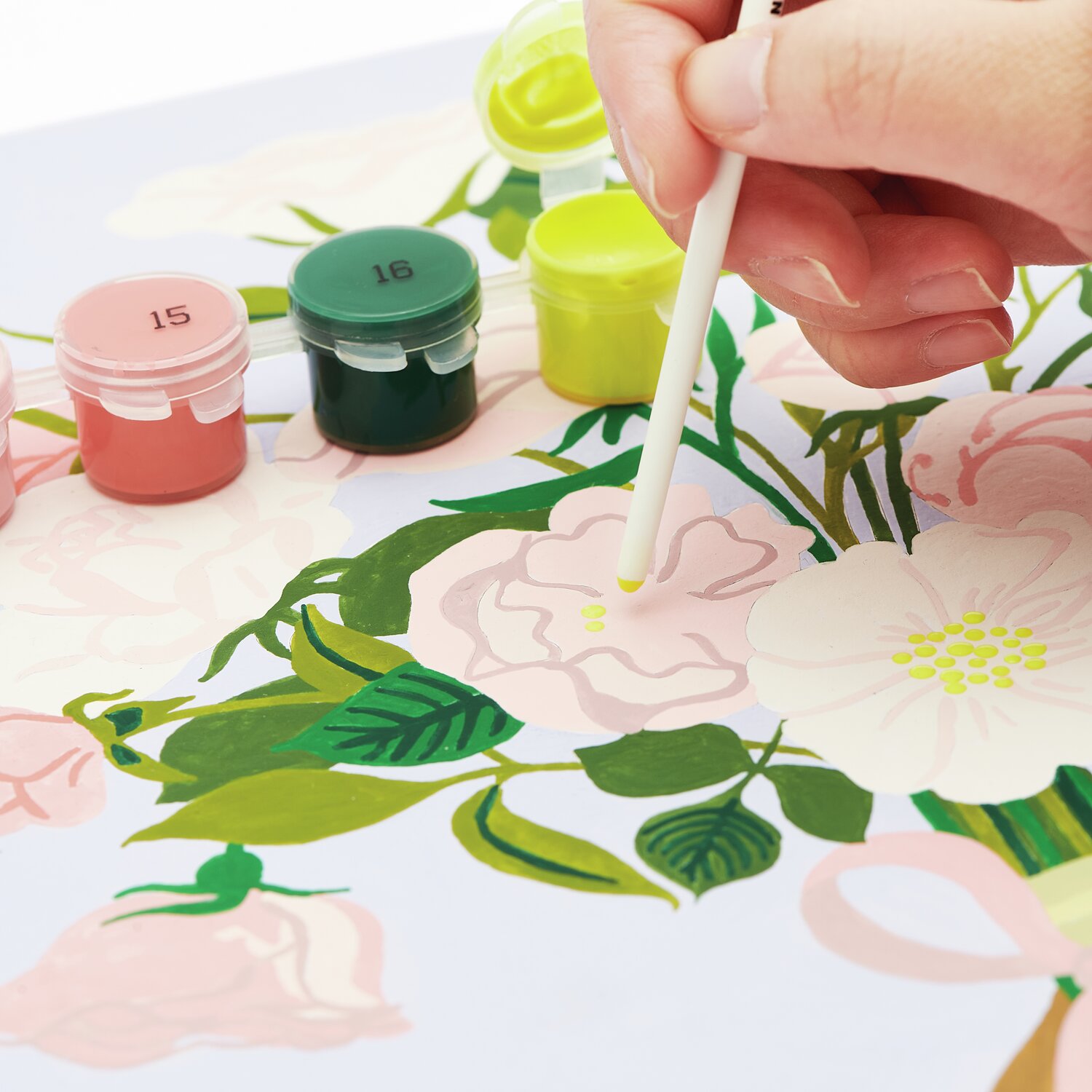 Malen nach Zahlen Rosen Bouqet: Hand malt zarte Rosen mit Farben von Rico Design auf Leinwand.