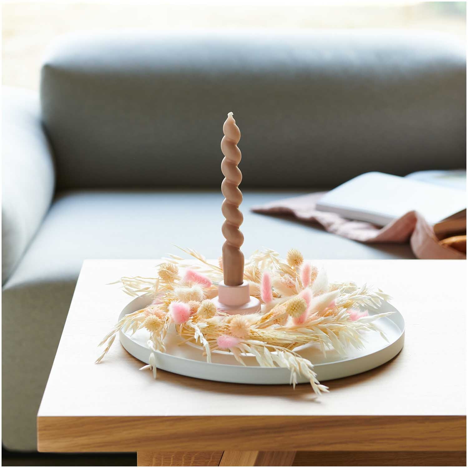 Getrockneter Lagurus pink ca. 40cm 50 Stück von Rico Design dekoriert einen Tisch mit Kerze. Ideal für stilvolle Wohnakzente.