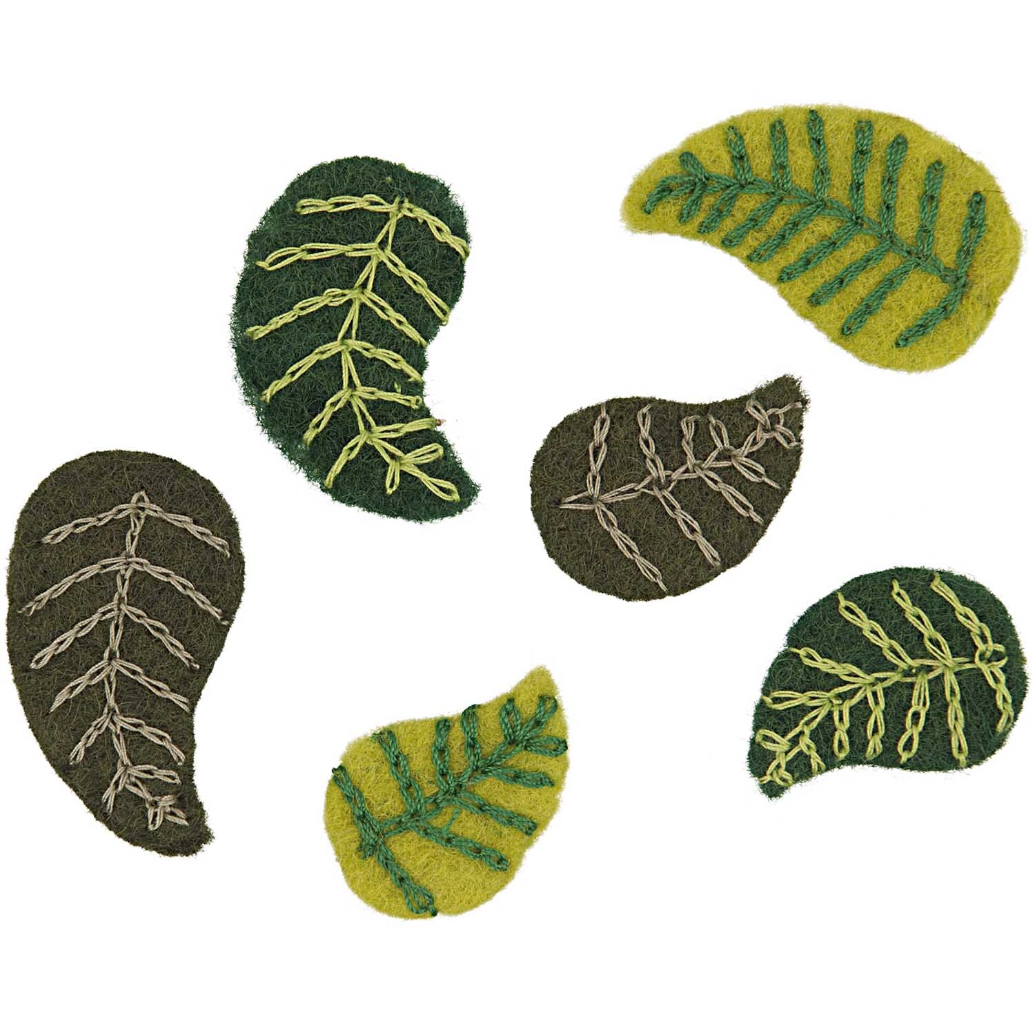 Filzblätter klein 6 Stück von Rico Design in Grün, mit gestickten Blattmustern auf jedem Stück. Ideal für kreative Bastelprojekte.